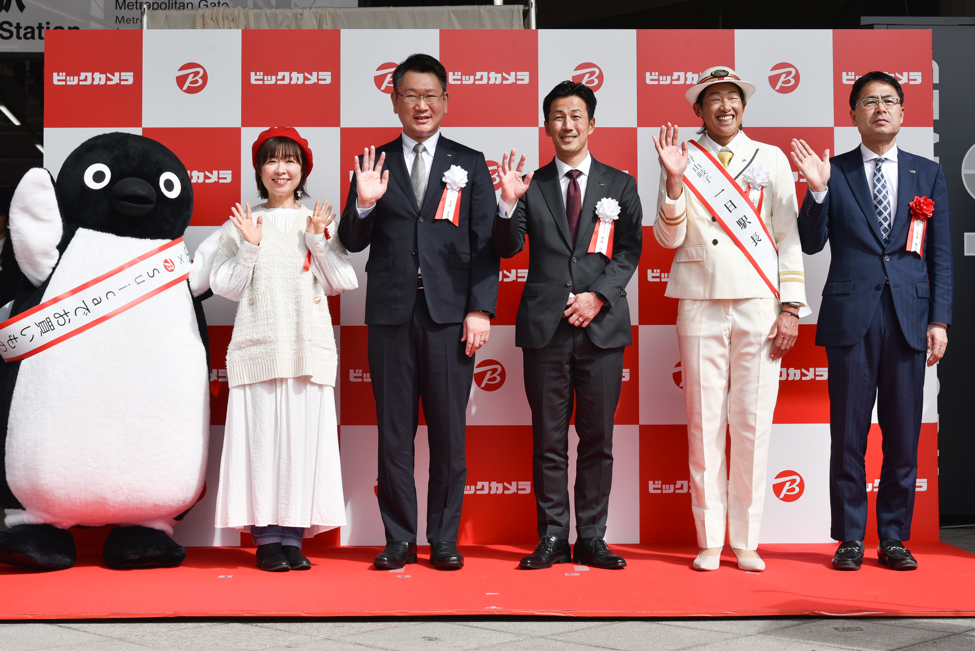 左からSuicaのペンギン、Kanako氏（「ビックカメラのテーマソング」歌唱担当）、名澤正也氏（株式会社ビックカメラ ビックカメラ池袋本店店長）、秋保徹氏（株式会社ビックカメラ 代表取締役社長）、上野由岐子氏（ビックカメラ女子ソフトボール高崎 BEEQUEEN）、竹島博行氏（東日本旅客鉄道株式会社 執行役員マーケティング本部副本部長）