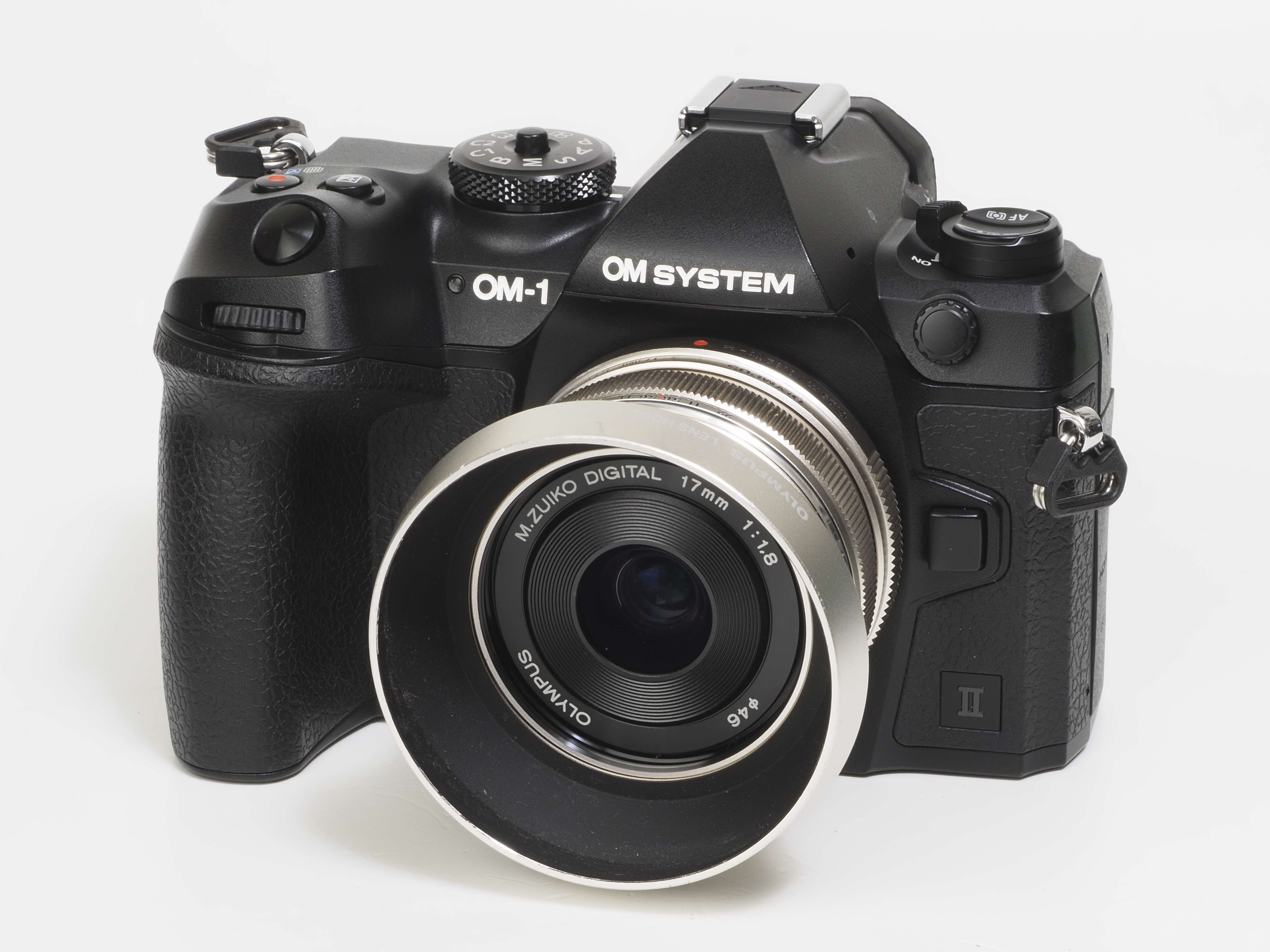 小さいカメラボディには小さな単焦点レンズが似合うわけで、これはフィルム時代から連綿と繋がるOMのデザインの思想を表すのに最も適した組み合わせです