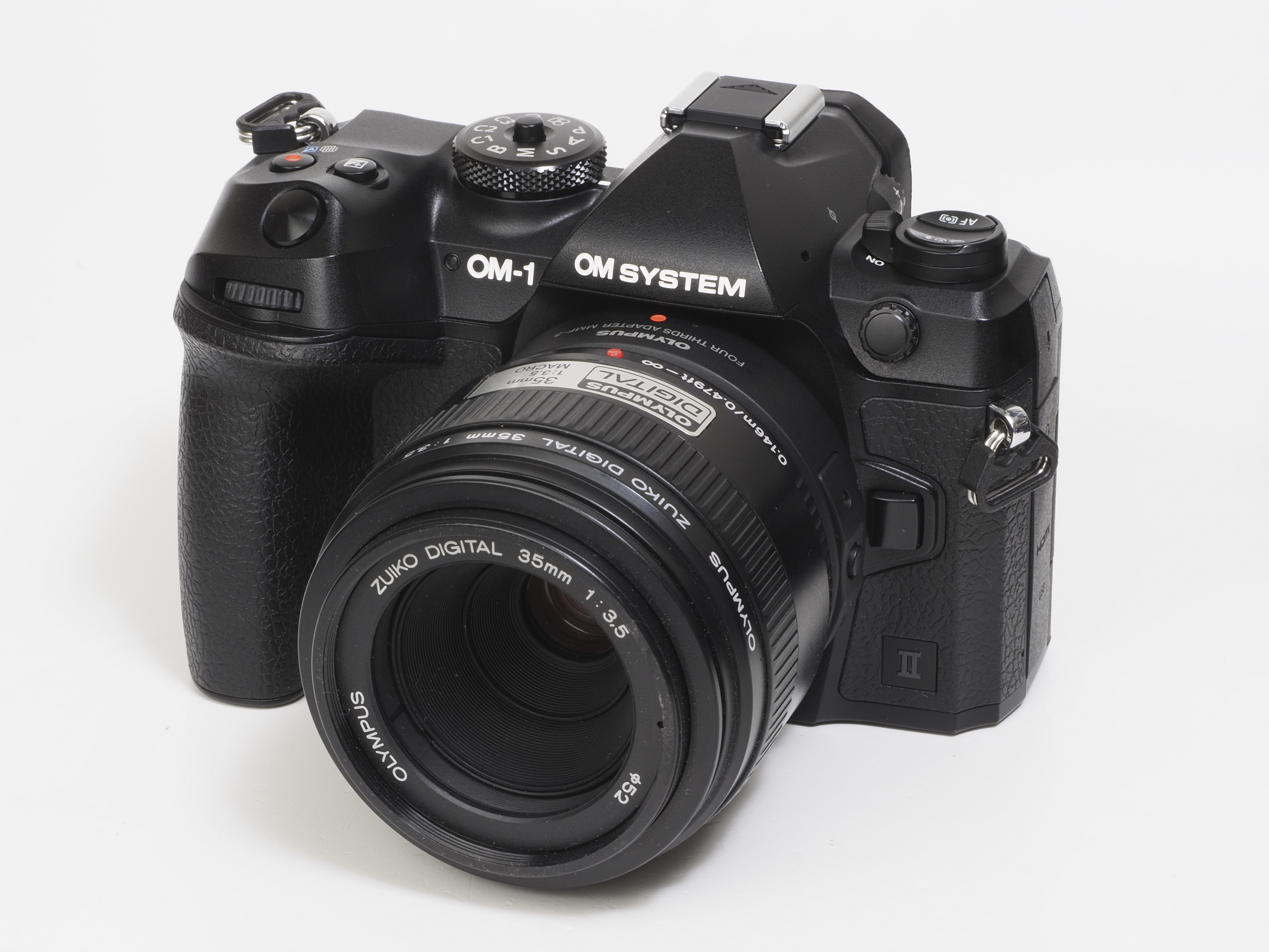 はい今回もちょっと試した“フォーサーズ”レンズのZUIKO DIGITAL MACRO 35mm F3.5です。純正マウントアダプターのMMF-3使ってバッチリ機能します。ロースペックなんだけど、意外とOM-1 Mark IIに合うんですよね。中古市場では昨晩の赤ちょうちん代くらいで売られていたりします。写りもいいです