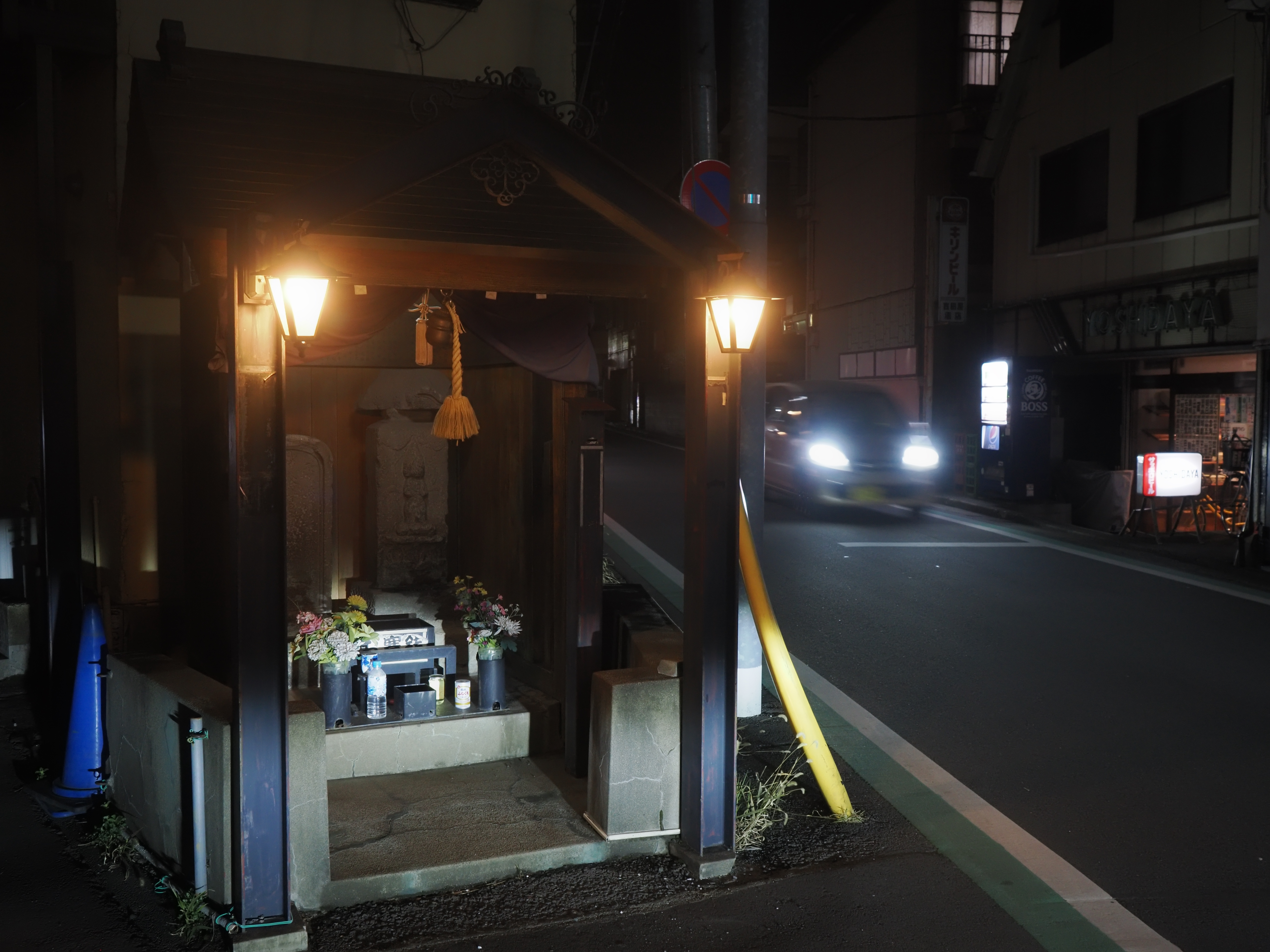 手ブレを発生させない方が難しいくらいの手ブレ補正機構はきちんと踏襲されていますが、最高で8.5段分とのことですね。夜の撮影が好きだけど感度を上げたくないあなたのためにあります<br><span class="fnt-85">OM-1 Mark II／M.ZUIKO DIGITAL 17mm F1.8／17mm（34mm相当）／絞り優先AE（1/10秒、F5.6、−1.7EV）／ISO 800</span>