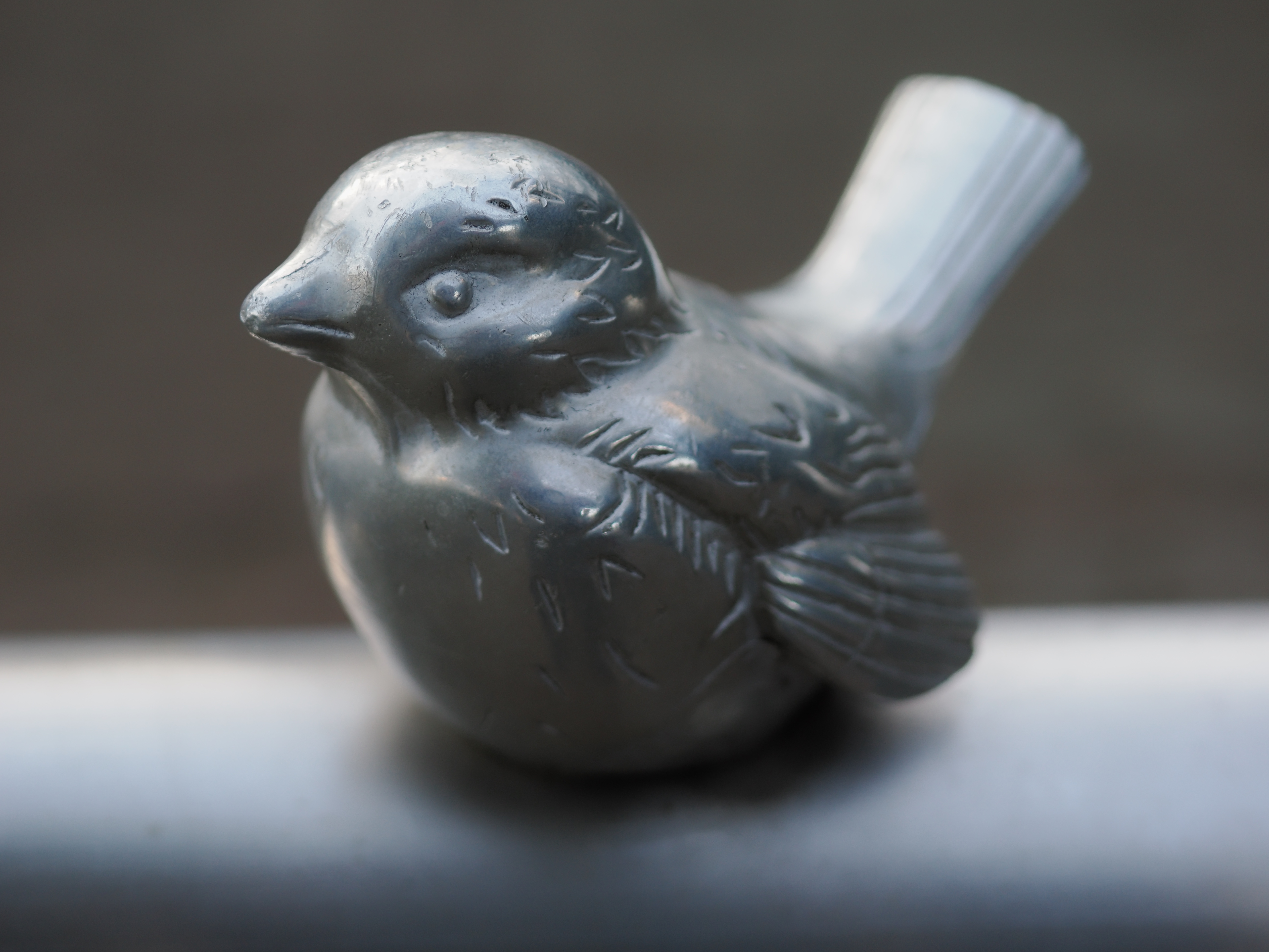 被写体認識の「鳥」はどうかと。本物を撮るには望遠レンズとか使わないといけないので面倒ですから、公園のオブジェで間に合わせましたが、こんなものでもちゃんと瞳にピントが合うんですよね。次回は焼き鳥だとどうなるか試したいです<br><span class="fnt-85">OM-1 Mark II／ZUIKO DIGITAL MACRO 35mm F3.5／35mm（70mm相当）／絞り優先AE（1/200秒、F3.5、−0.3EV）／ISO 400</span>