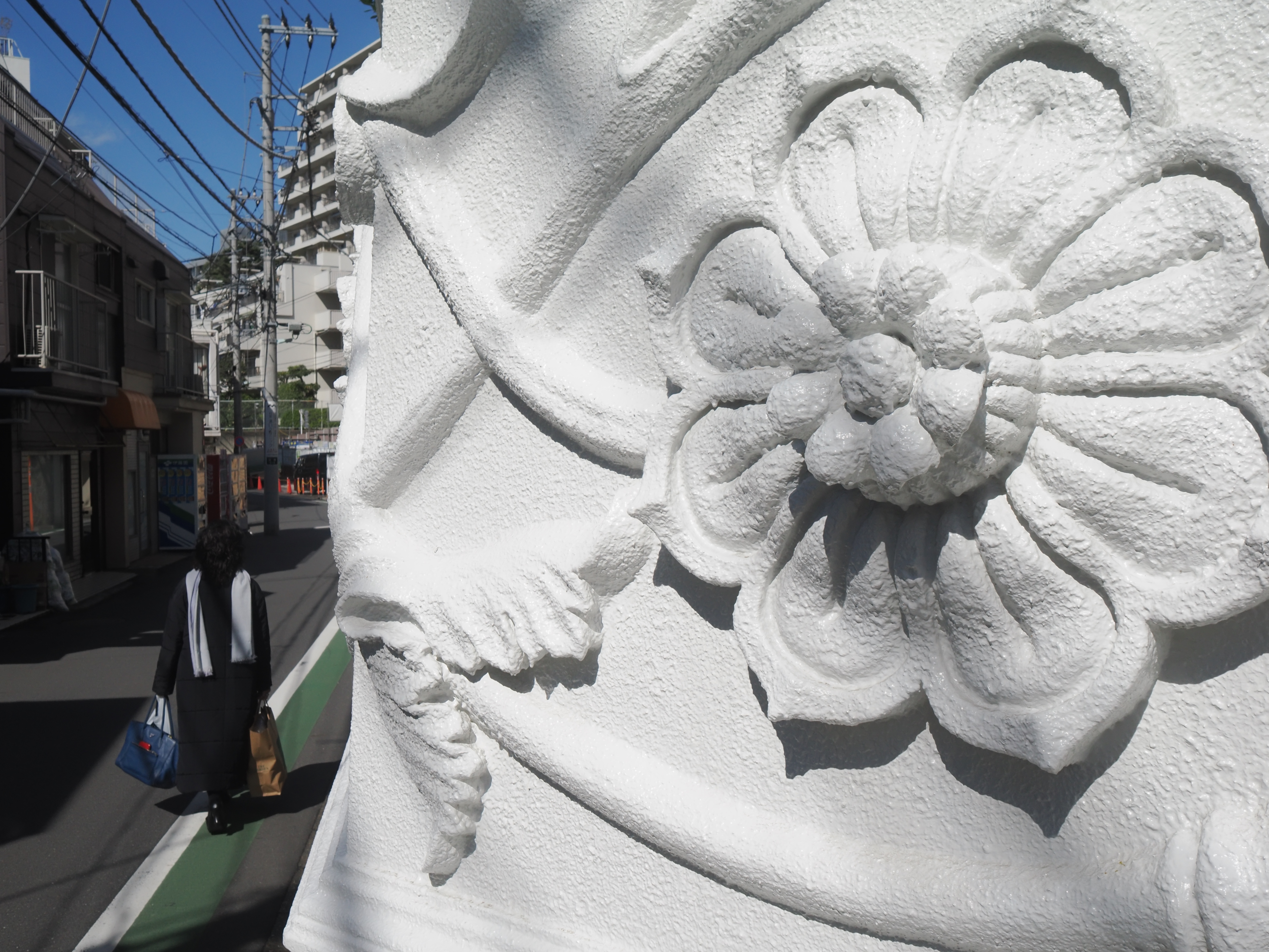 マイクロフォーサーズ機は階調の繋がりが気になるので新しいカメラは明暗差の大きな条件を選んでテストするのですが、結果は素晴らしく良い感じです<br><span class="fnt-85">OM-1 Mark II／M.ZUIKO DIGITAL 17mm F1.8／17mm（34mm相当）／絞り優先AE（1/2,000秒、F8.0、＋0.3EV）／ISO 400</span>