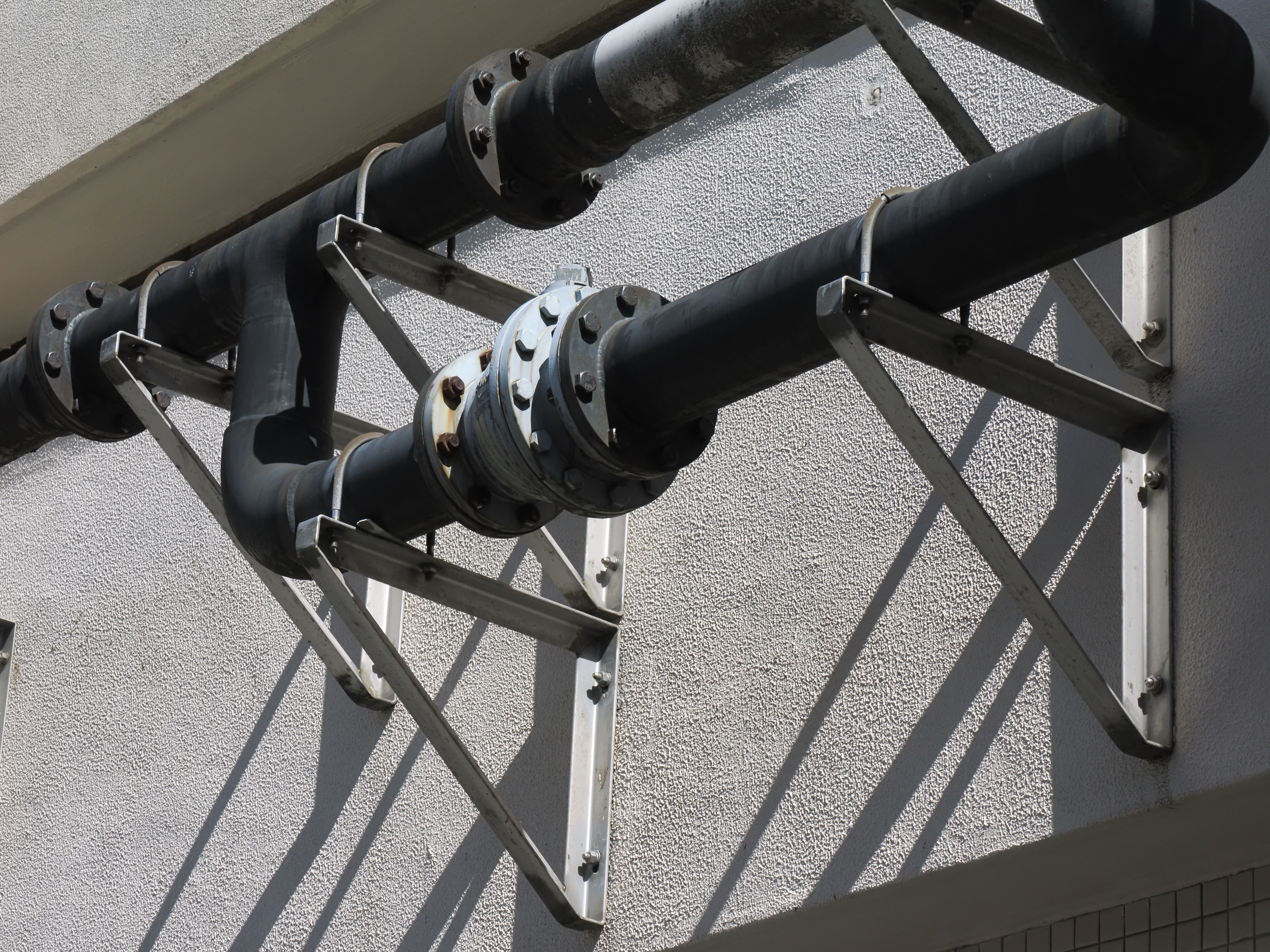 筆者の好きな「配管」なんですが、さてキミはどこにピントを合わせてくるかなと楽しみにしたら、中央のボルトのとこに迷わず合わせるわけです<br><span class="fnt-85">OM-1 Mark II／M.ZUIKO DIGITAL ED 12-100mm F4.0 IS PRO／54mm（108mm相当）／絞り優先AE（1/2,200秒、F8.0、−0.7EV）／ISO 800</span>