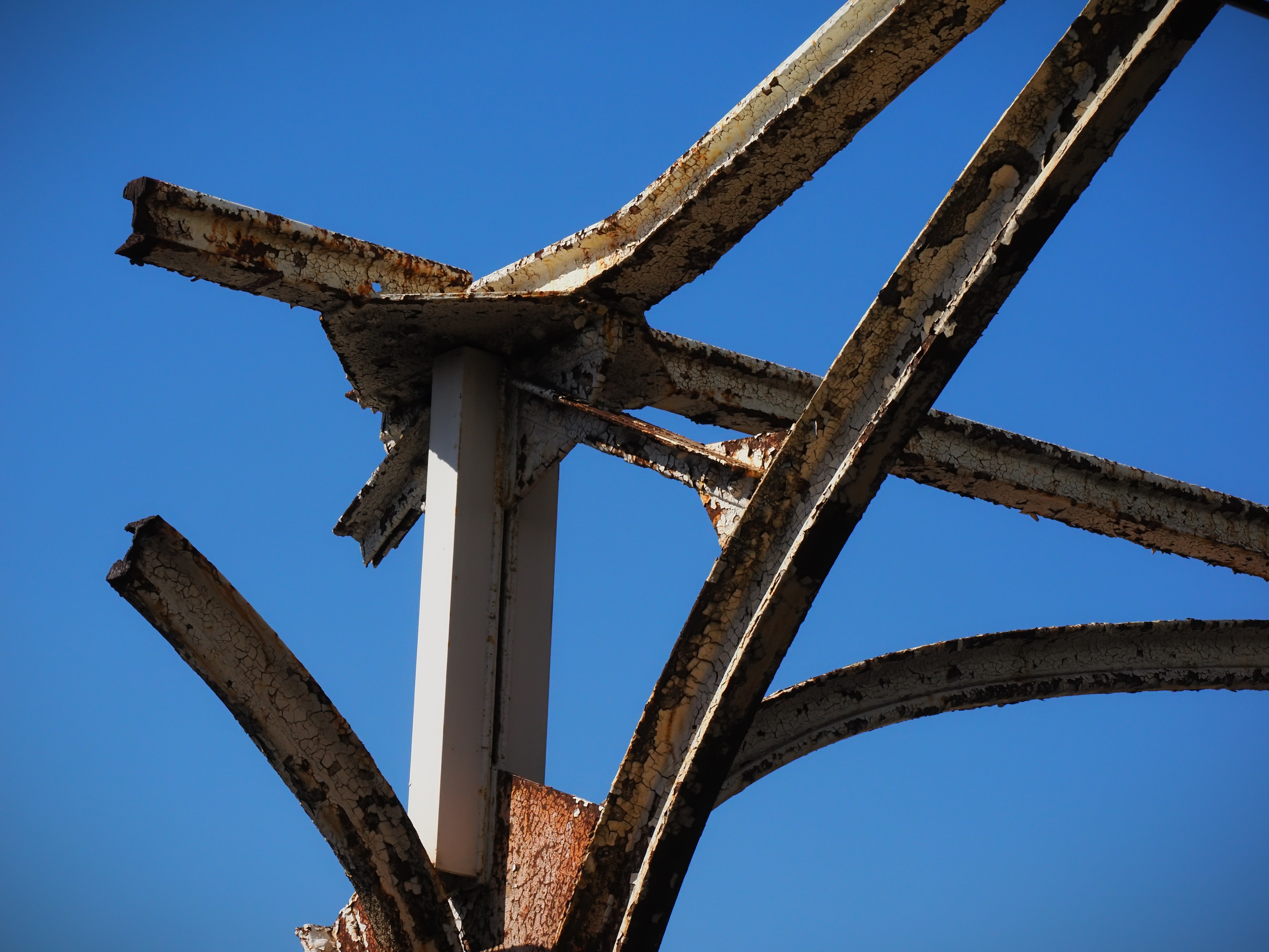 某駅舎で錆びたレールを使用した屋根を発見してしまいました。こういうのは撮らねはなりません。質感描写いいですね<br><span class="fnt-85">OM-1 Mark II／M.ZUIKO DIGITAL ED 12-100mm F4.0 IS PRO／61mm（122mm相当）／絞り優先AE（1/2,000秒、F8.0、−0.7EV）／ISO 800</span>