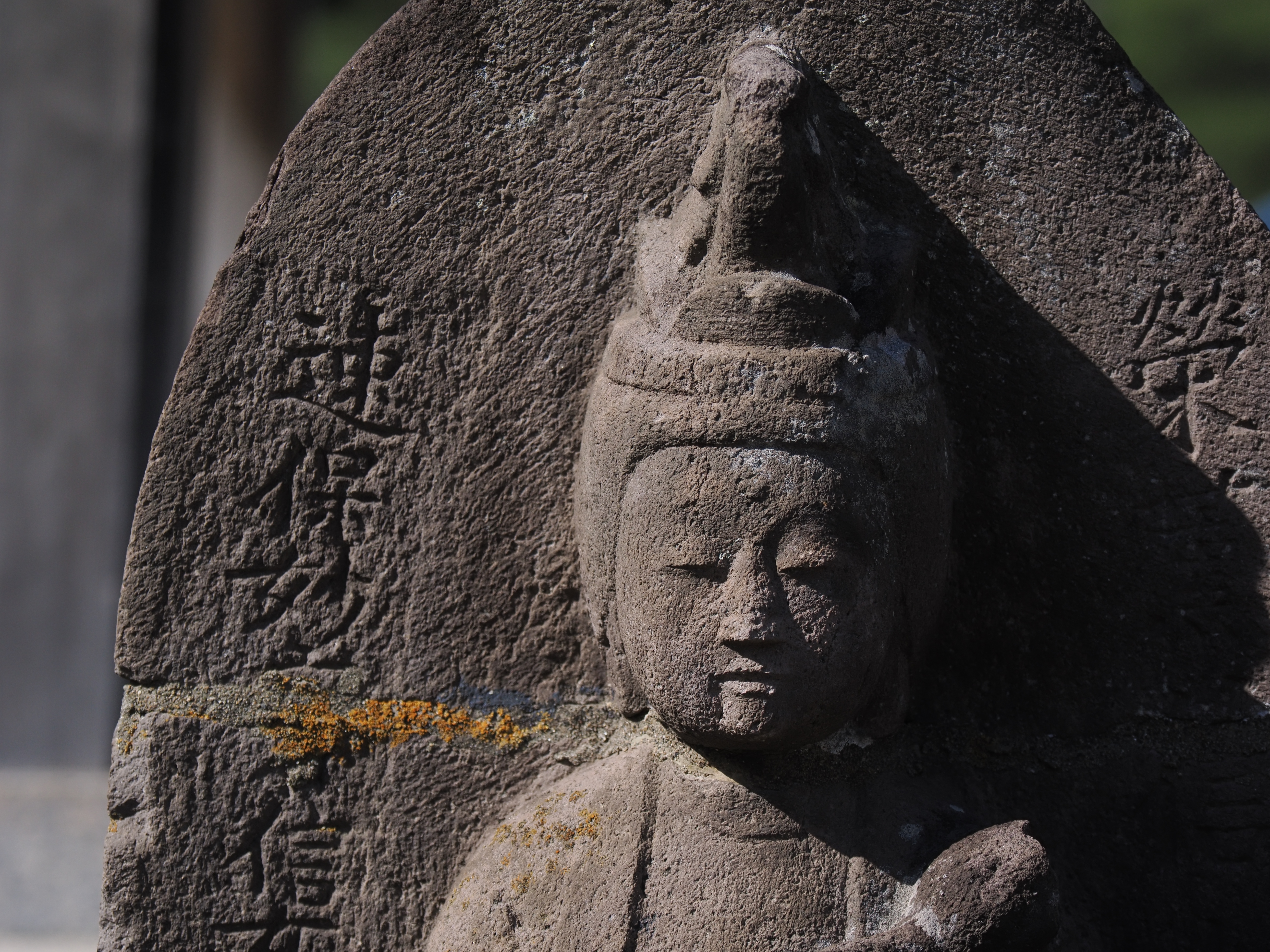 年寄りなんでお約束の石仏も撮ります。興味は顔認識するかどうかでしたが、当然のように勝手にピントが合うわけです<br><span class="fnt-85">OM-1 Mark II／M.ZUIKO DIGITAL ED 12-100mm F4.0 IS PRO／100mm（200mm相当）／絞り優先AE（1/4,000秒、F4.5、−1.3EV）／ISO 400</span>