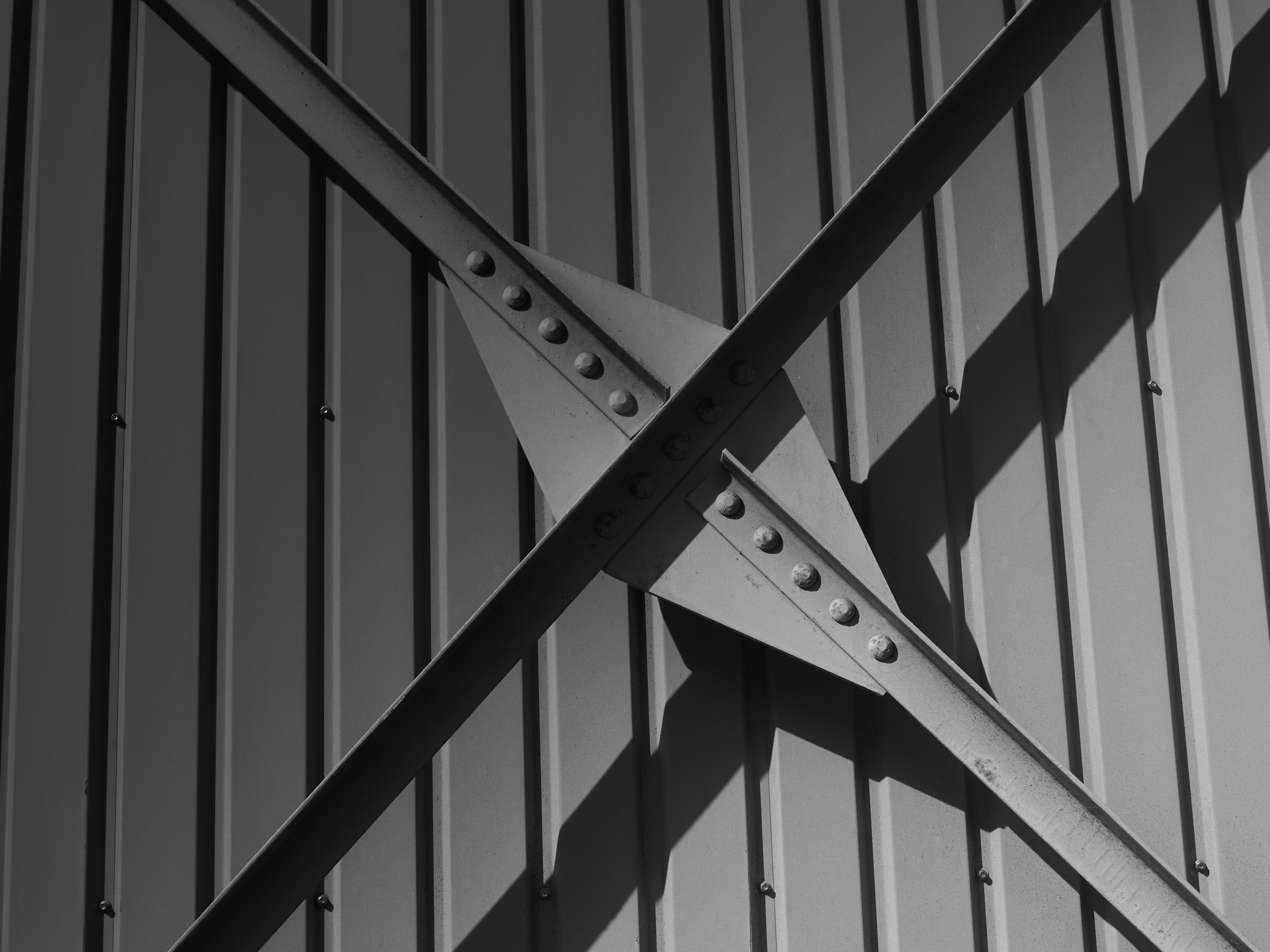 耐震用の鉄鋼でしょうか。クロスされた鉄骨に合わせて、GNDを位置させました。だからどうしたという感じですけど、誰かうまいこと試したものをお手本として見せてください<br><span class="fnt-85">OM-1 Mark II／M.ZUIKO DIGITAL 25mm F1.8／25mm（50mm相当）／絞り優先AE（F8.0、−0.7EV）／ISO 400</span>