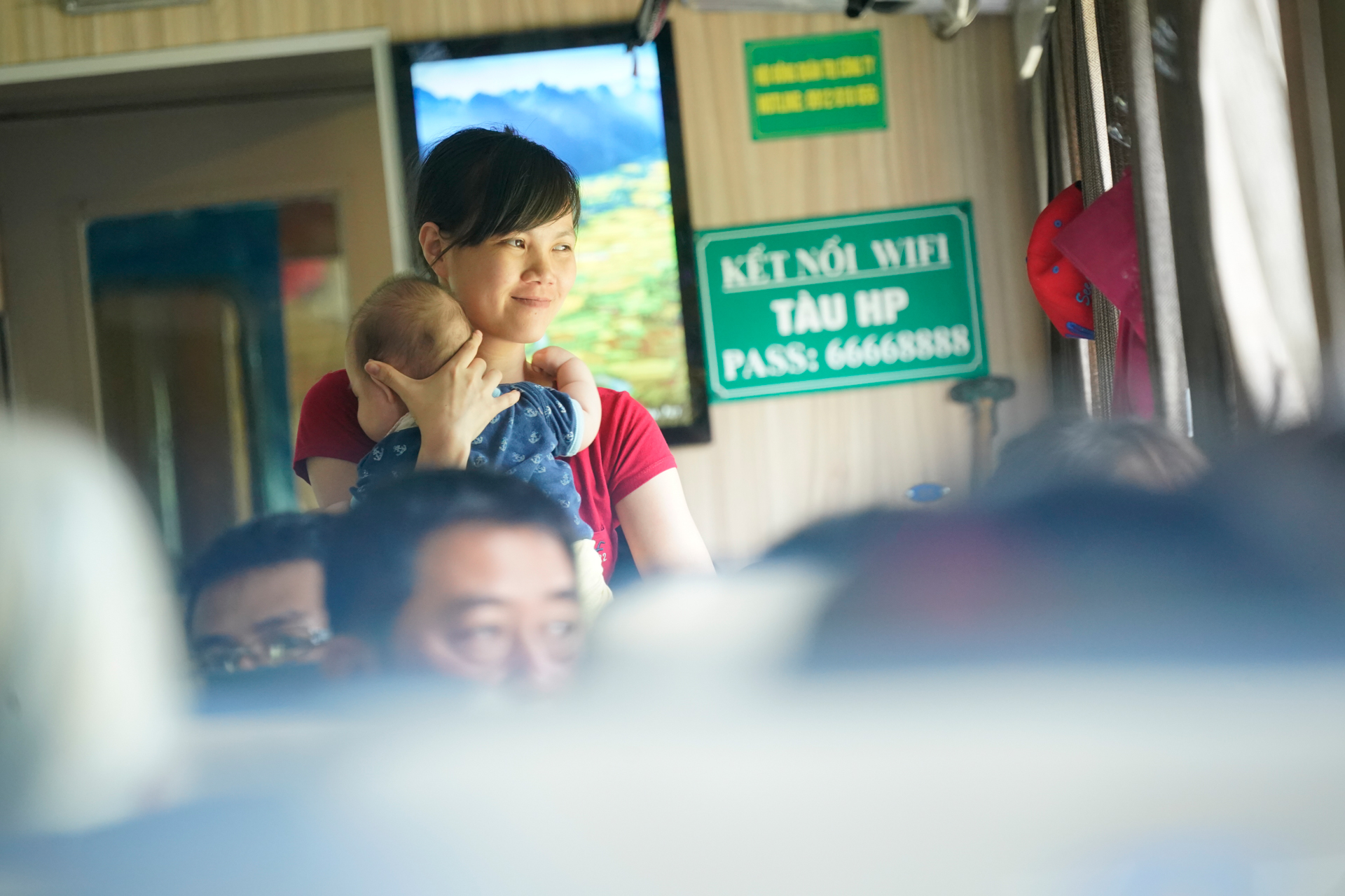 世界中のあちこちで戦争が勃発し、疫病が蔓延。歴史の教科書に載ってしまいそうな大事件が次々と起こった10年。そんななか毎日鉄道を撮影して気づいたのは、僕たちがあたりまえだと思っている日常の大切さと、脆さでした。どんなに大変な時代になっても、日常は続きます。そんな日常に隠された、なにげない輝く瞬間を写真にしたい。最近は強くそう思います。ベトナムの列車内で赤ちゃんを抱くお母さん。その視線の先に希望が輝いているような気がして、シャッターを切りました。<br>2017年6月10日・ベトナム南北統一鉄道 車内<br>ソニーα9／FE 70-300mm F4.5-5.6 G OSS