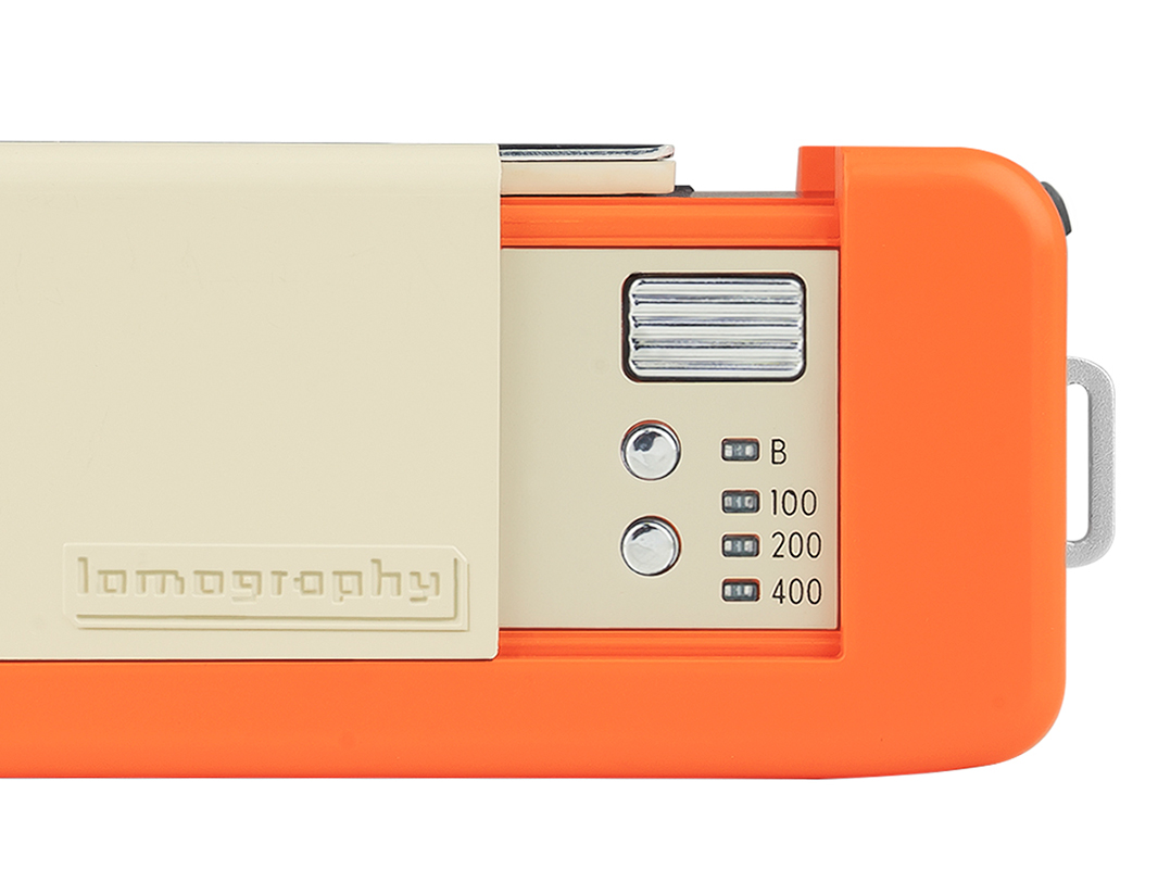 上部にISO感度設定ボタンとシャッターボタンを備える