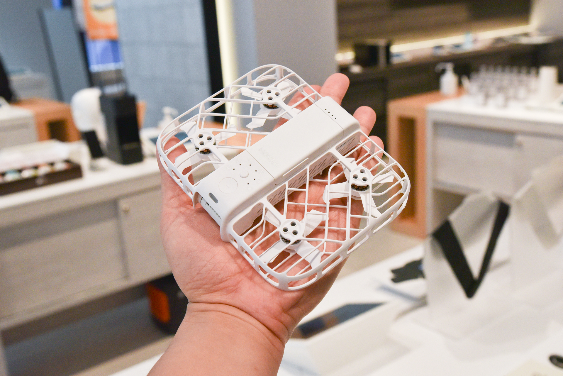 前モデル「HOVERAir X1」は折り畳みできる機構となっていたが、本モデルはこのまま飛んで、このままポケットに入れる、というスタイルになっている。