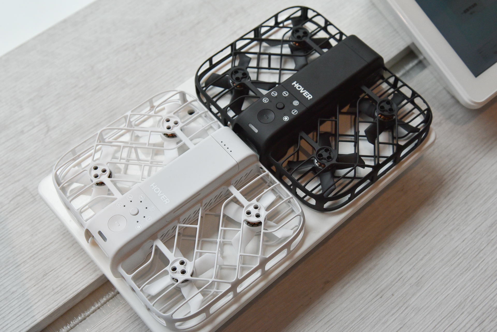 カラーはホワイトとブラックの2色