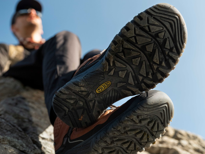 KEEN、アッパー/ソールを一体成形にした防水トレッキング