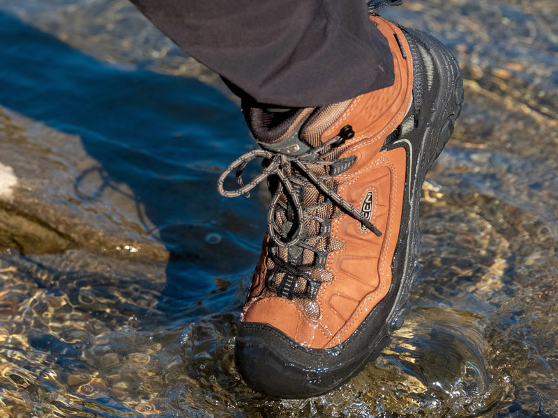 KEEN、アッパー/ソールを一体成形にした防水トレッキングシューズ