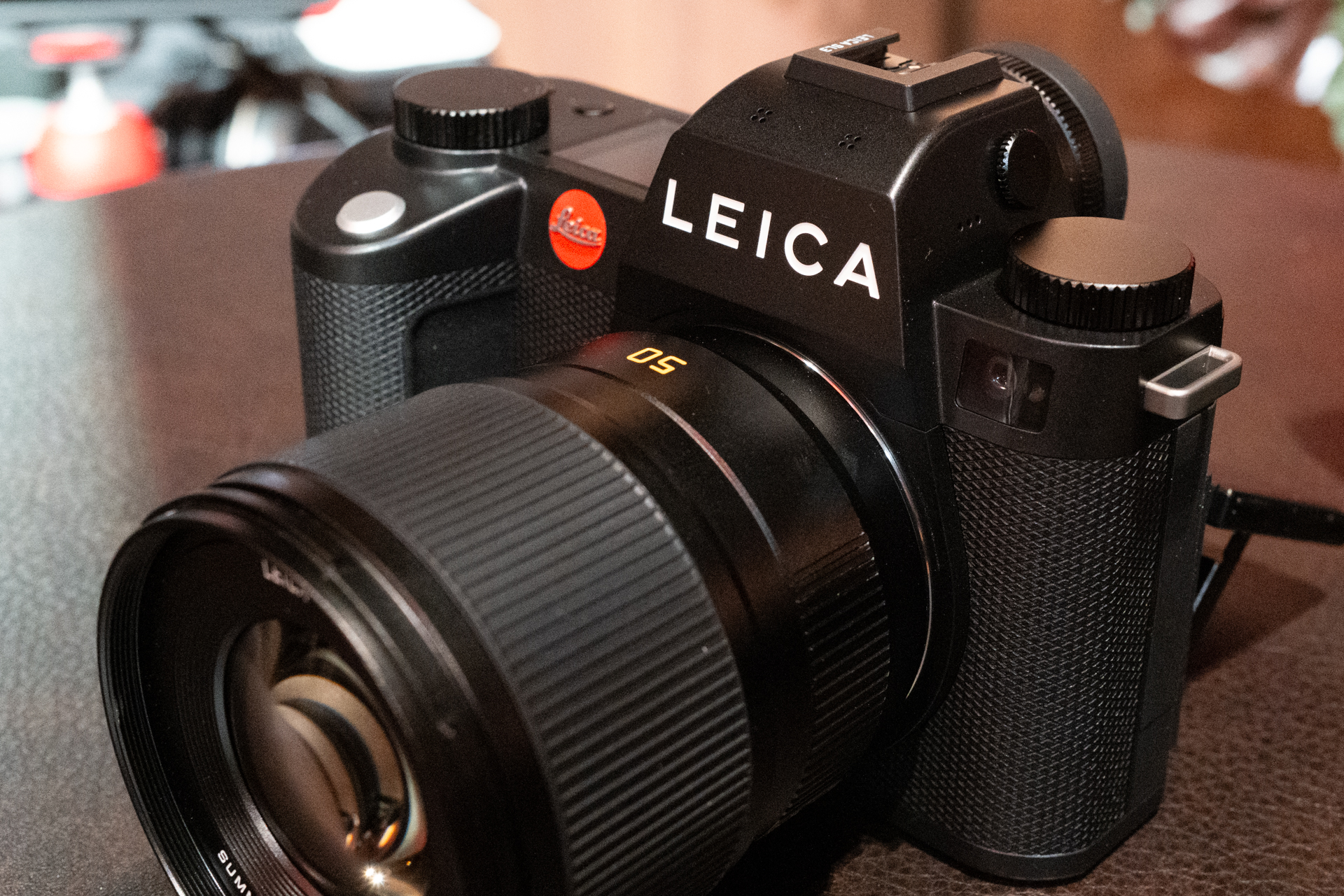 従来は空き地だった上面左手側（写真右上）にもダイヤルを配置