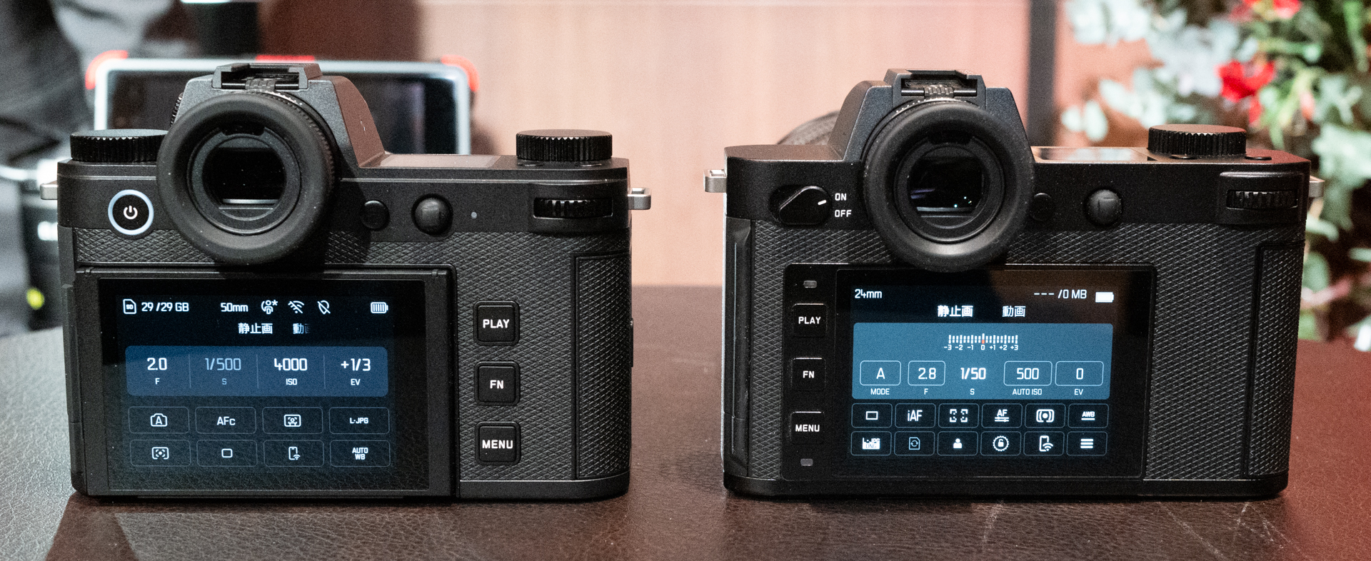 ライカSL3とライカSL2の情報画面。3つのボタンを右手側に配置したのはライカQ3と同様