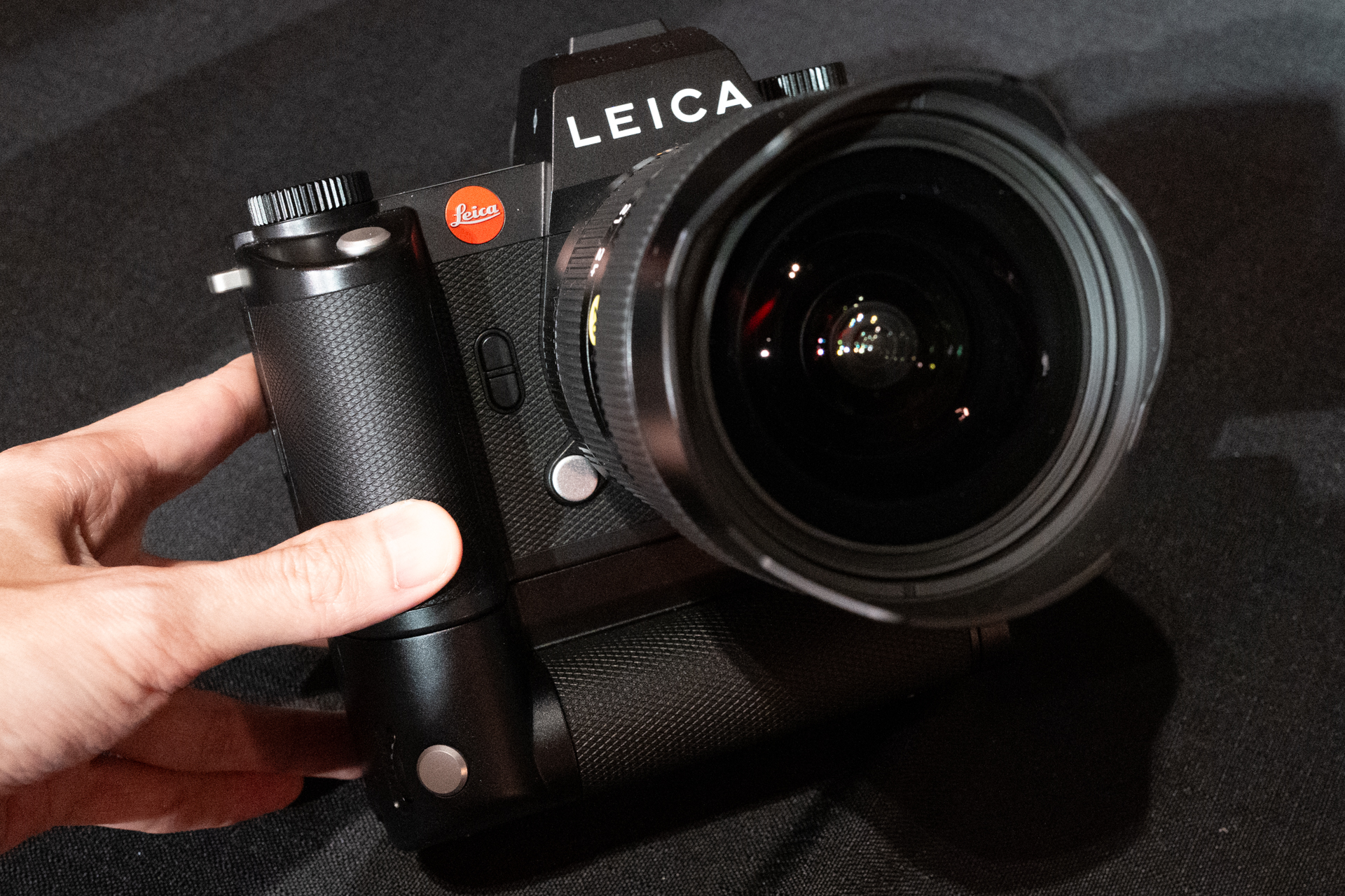 SL3用マルチファンクションハンドグリップ「HG-SCL7」を装着したところ。余談になるが、バッテリー室を開け閉めする際の感触が心地よかった