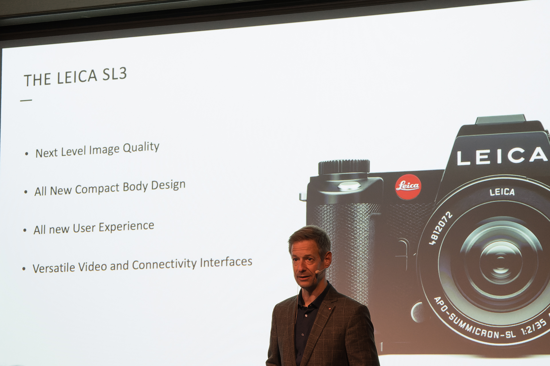 新しいレベルの画質、新設計のカメラボディ、一新したユーザーインターフェース、動画機能やコネクティビティに関するインターフェースの充実が大きな特徴