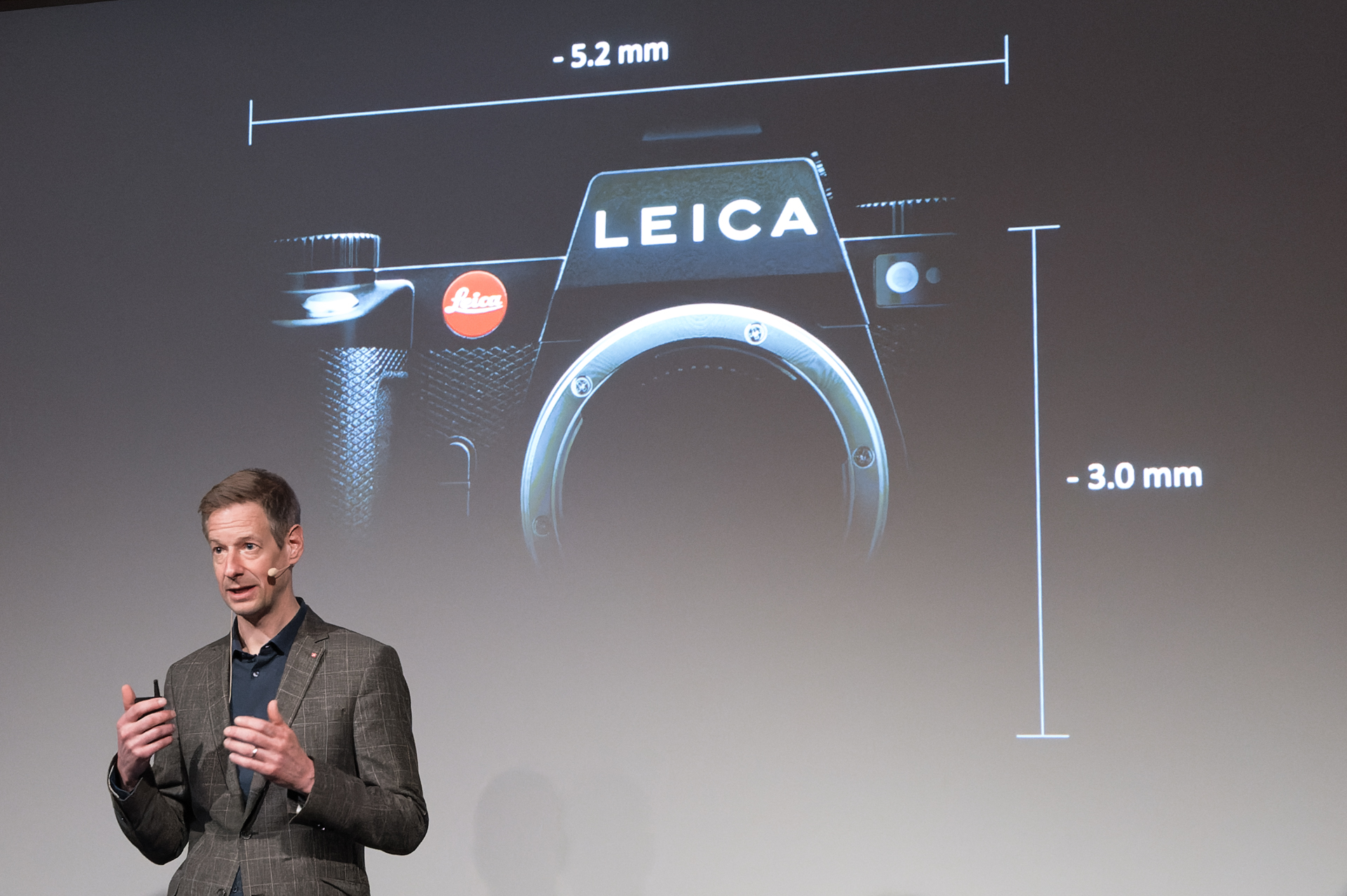 ライカSL2と比べて幅が5.2mm、高さが3.0mm小さくなっている