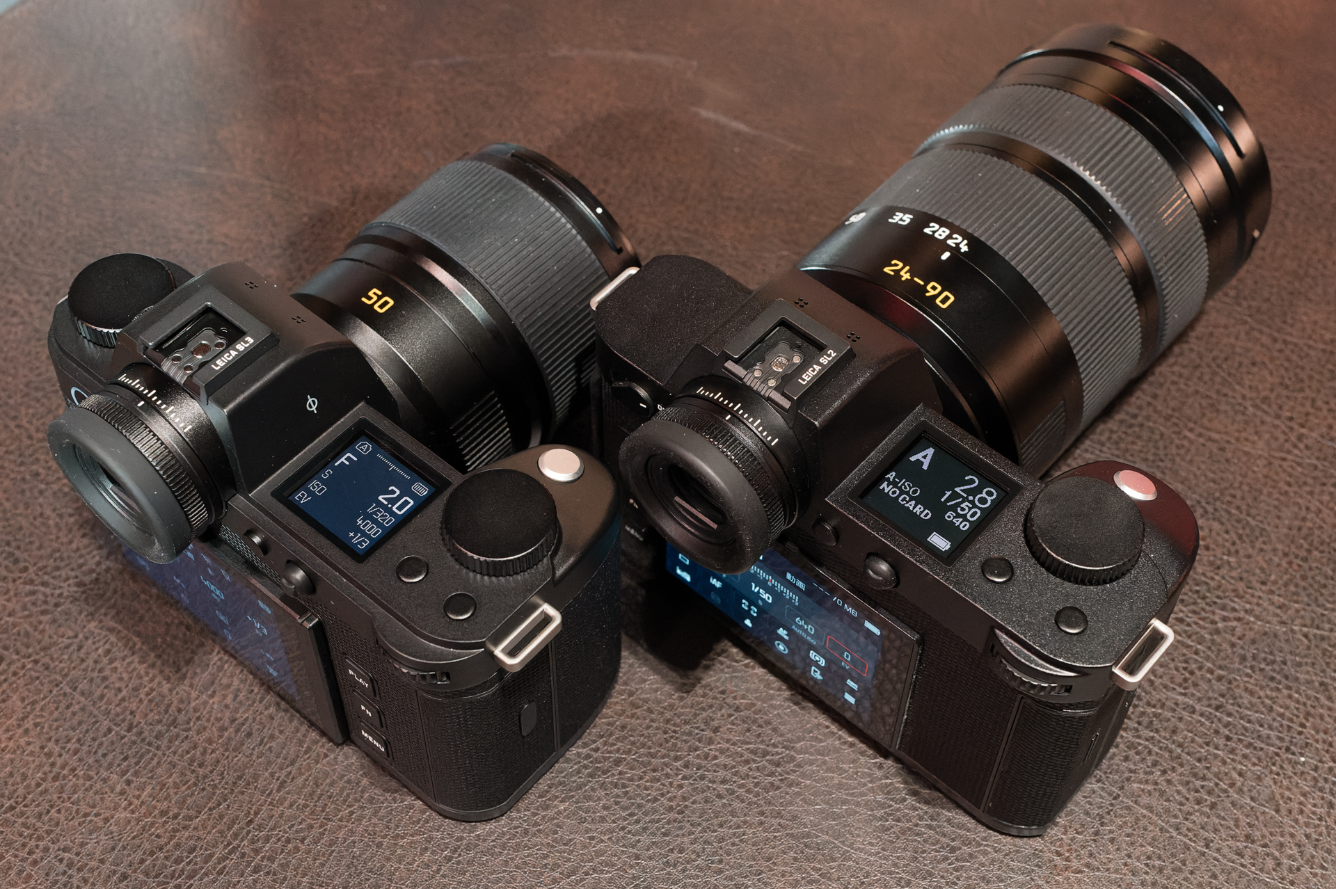 ライカSL3は背面モニターがチルト式になった。金属製の頑丈な構造で、防塵防滴性も損なわないという