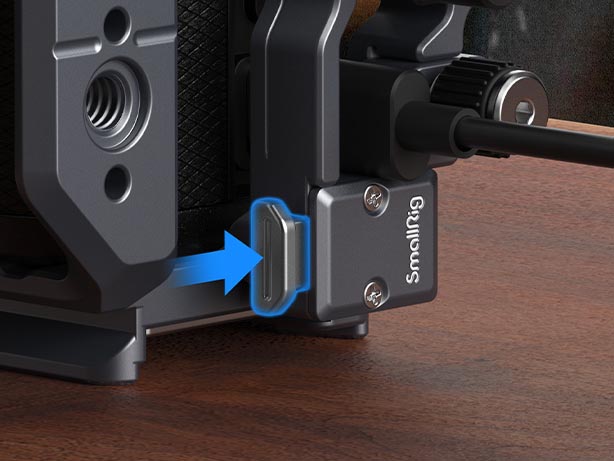 ケーブルクランプはプッシュ式。脱落を防止する