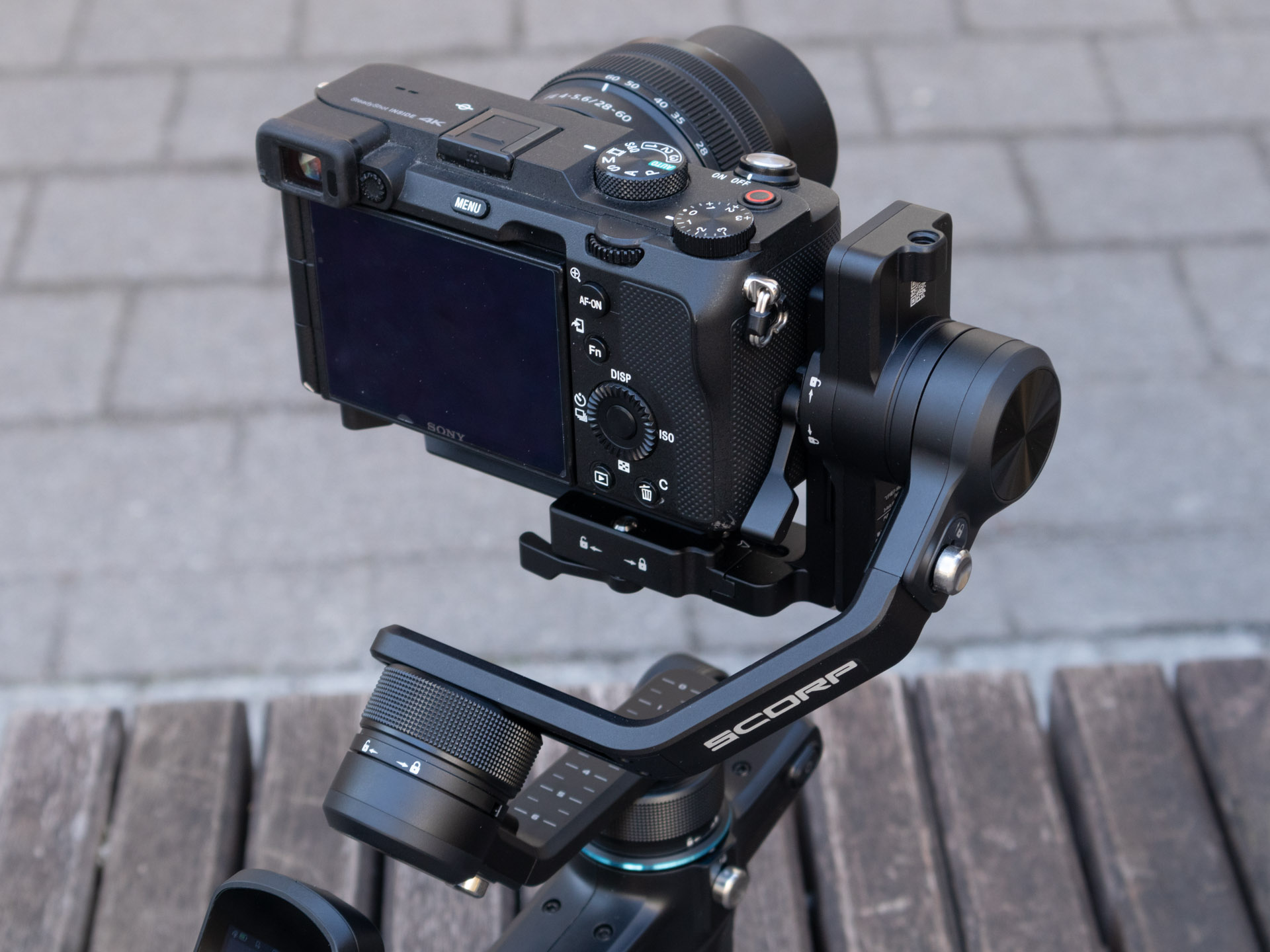 関節の調整ネジはやや簡易な方式になり、目盛もSCORP 2よりは粗い刻みとなっていた