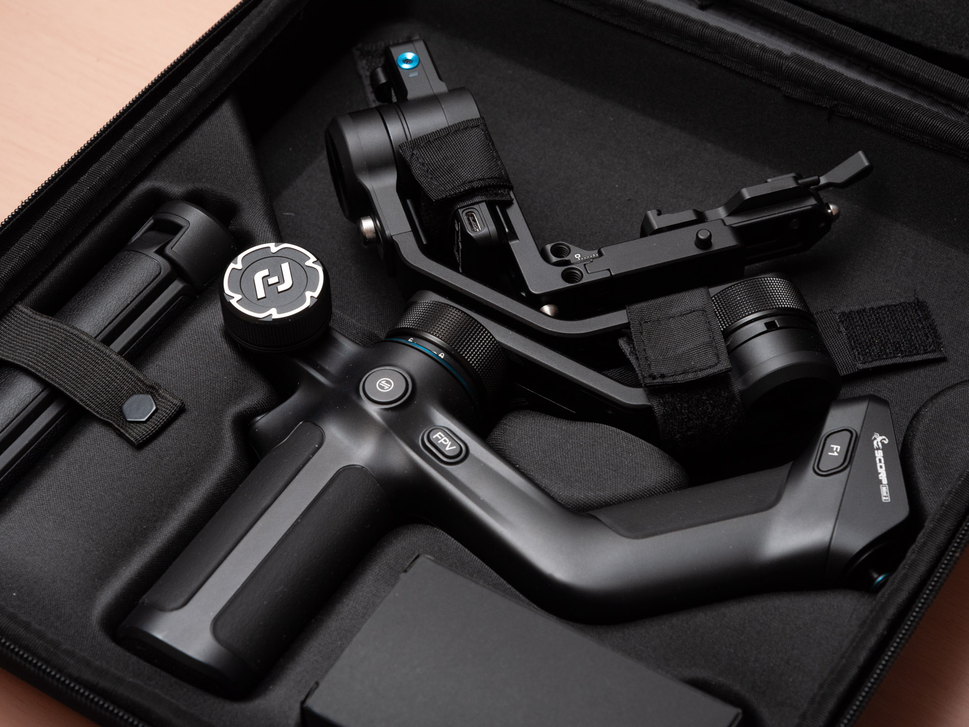 こちらもオプションとなるが、SCORP 2同様のセミハードケースが用意されている