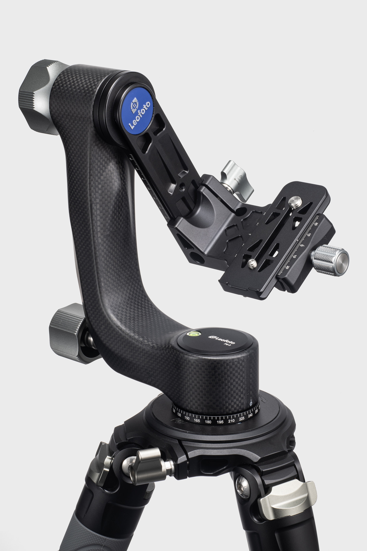 左右のパン方向と上下のチルト方向にアングル調整が可能。ロックの調整によって、適度なテンションを維持しながら被写体を追いかけられる。25㎏と耐荷重性能も高い