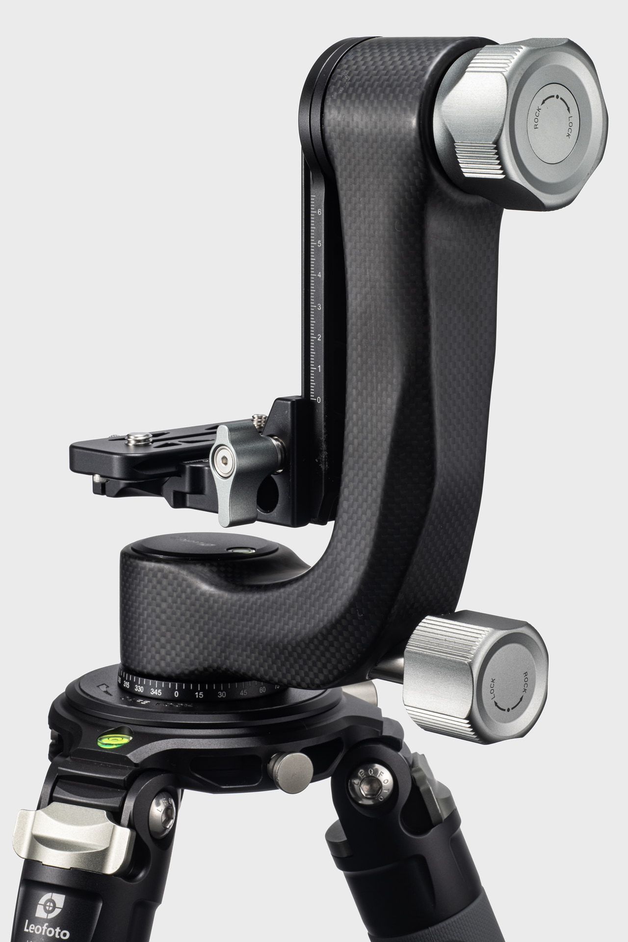 ロック用のナットは大型で操作がしやすく、しっかりとロックや解除ができる。遊びも少なく、安心して操作可能。カーボン製のため温度変化に強く、寒冷地でも操作がしやすい