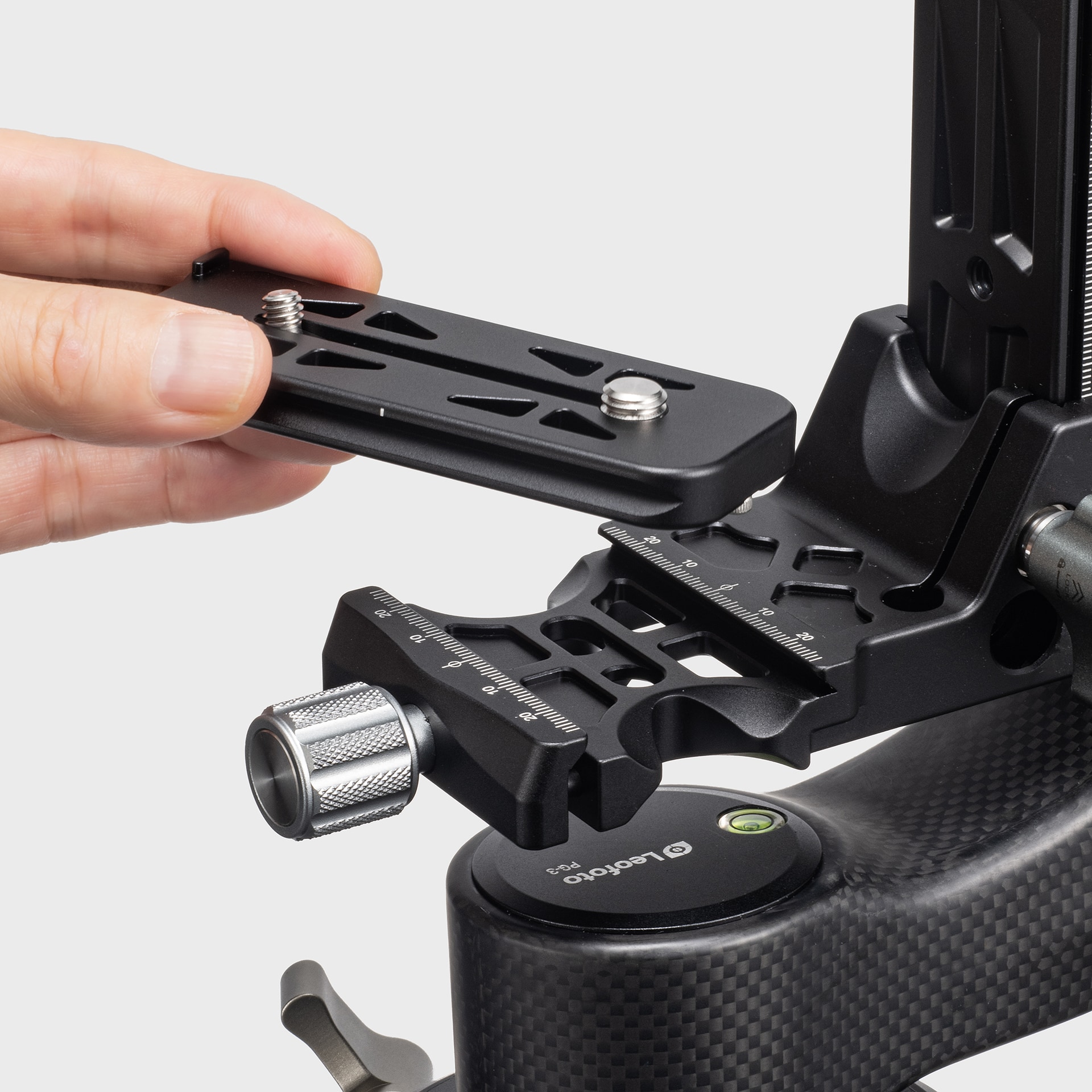 プレート部はアルカスイス互換なので汎用性が高くて便利だ。超望遠レンズもしっかりと保持してくれる