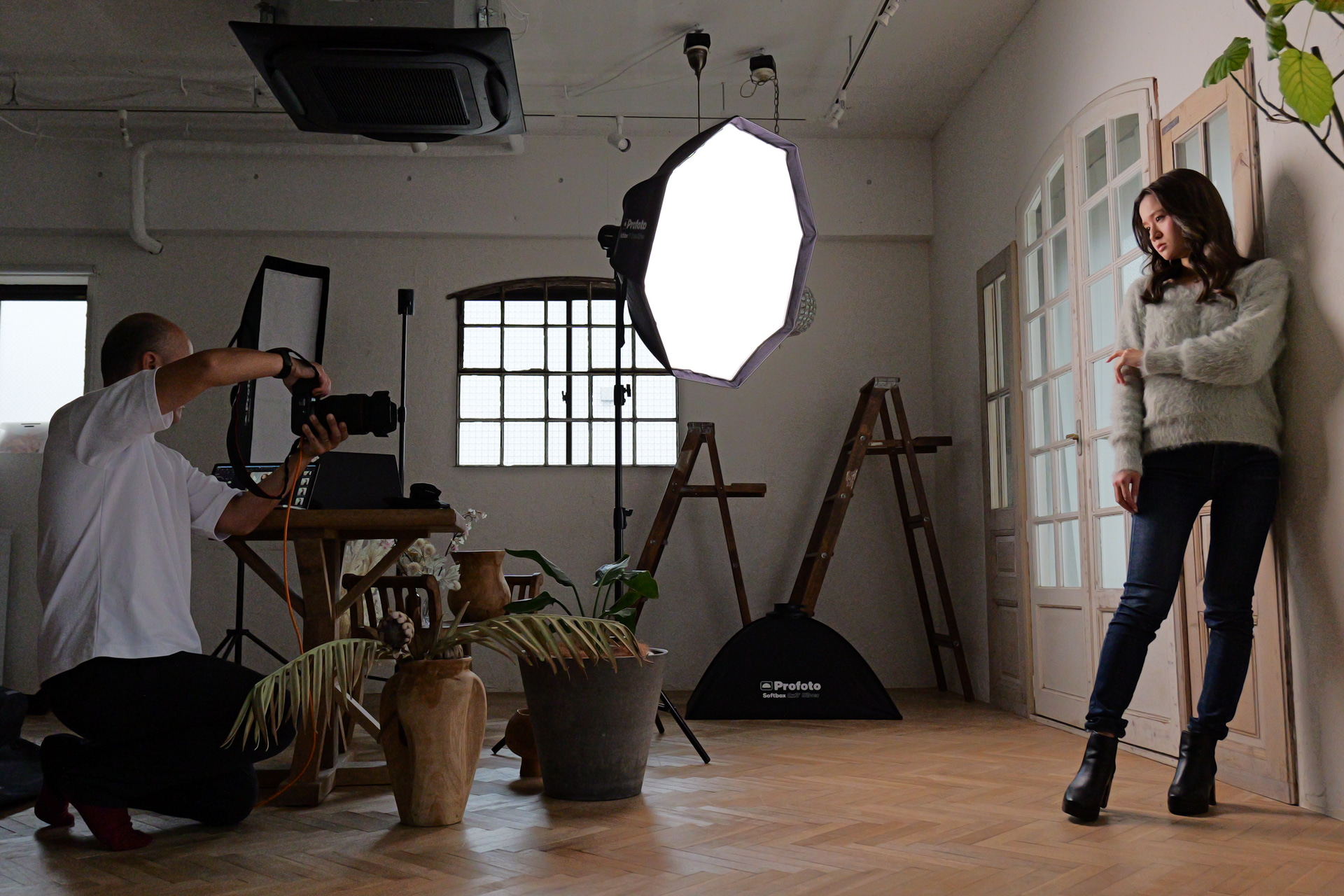 撮影風景。長方形と同じ位置よりB10Xを使用し、アタッチメントだけ交換して1灯ライティングした