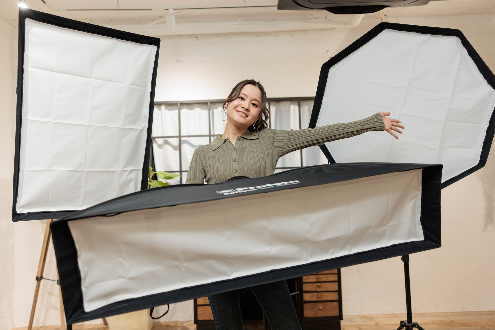 左から「Profoto ソフトボックス 2×3’ Silver」「Profoto ソフトボックス 1×4’ Silver」「Profoto ソフトボックス 3’Octa Silver」。モデルが片手を離して持っていることからもわかる通り、このサイズ感で非常に軽量なのも大きな魅力だ