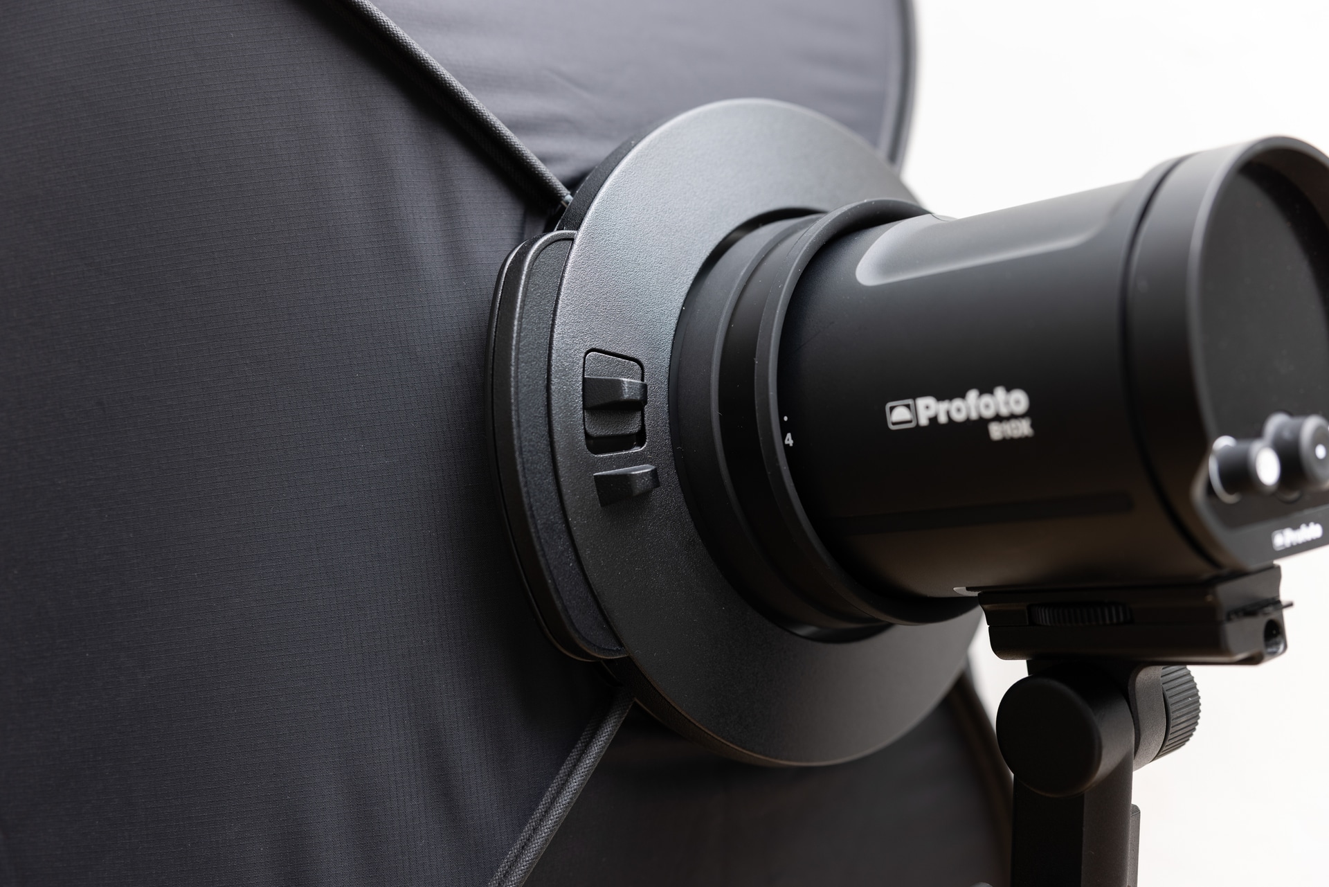 上の動画を見ても明らかなように、「Profoto ソフトボックス」はスピードリングと一体になっている。広げたらそのままライトに差し込むだけだ。ライトは基本的に奥まで差し込まず、発光面と差し込み口をフラットに合わせて使用する