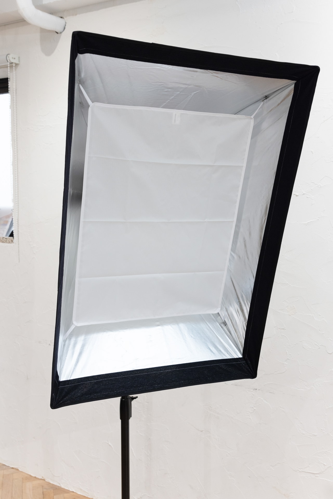 ソフトボックスを広げたら、まずインナーディフューザーをフックに取り付ける。毎回取り外す必要はないので、つけっぱなしで使用してもいいだろう。ソフトボックスは基本的に2枚のディフューザー越しに光を照射した透過光で撮影するアイテムだ