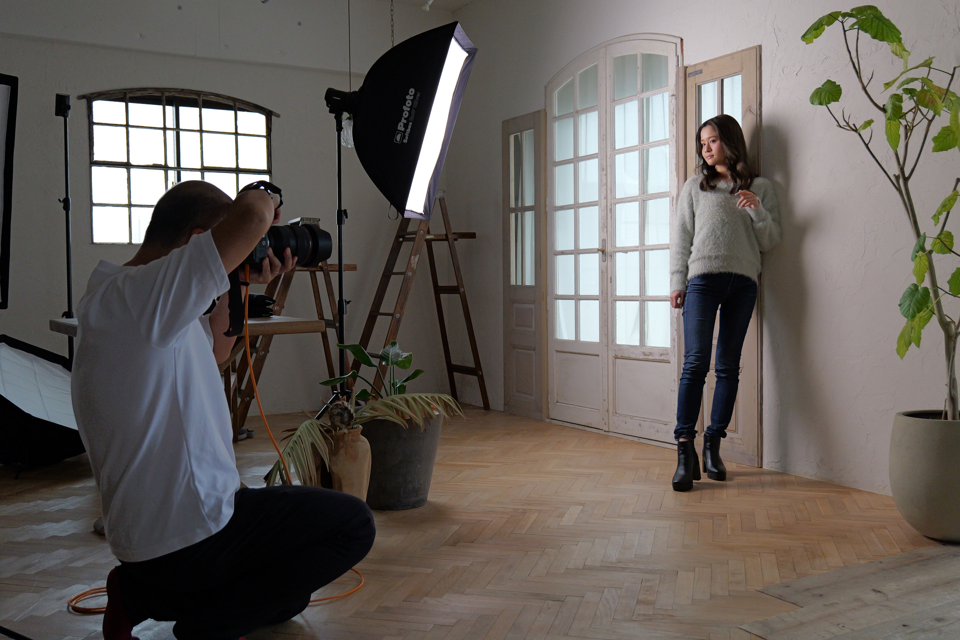 撮影風景。ほぼ全身を入れるイメージで、1灯ライティングした。ライトは最大発光量250WsのB10Xを使用。ソフトボックスはなるべく被写体に寄せて使うことをおすすめする。そのほうが光が柔らかくなり、ソフトボックス本来の持ち味が発揮されるためだ。ここでは全身に光を照射するため、やや被写体から離してソフトボックスをセットしている