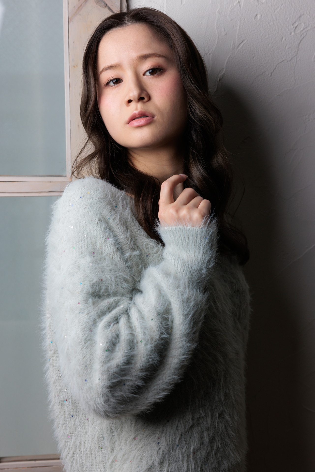 影の輪郭を見て明らかなように、長方形同様、非常に柔らかな光質になっている。形状は異なるので光の広がり方は違うが、サイズ自体は同等なので、光質に大きな変化はない。目の中を拡大してみると、半円のキャッチライトが入っている<br><span class="fnt-85">EOS R5／RF28-70mm F2 L USM／59mm／マニュアル露出（1/80秒、F5.6）／ISO 400</span>