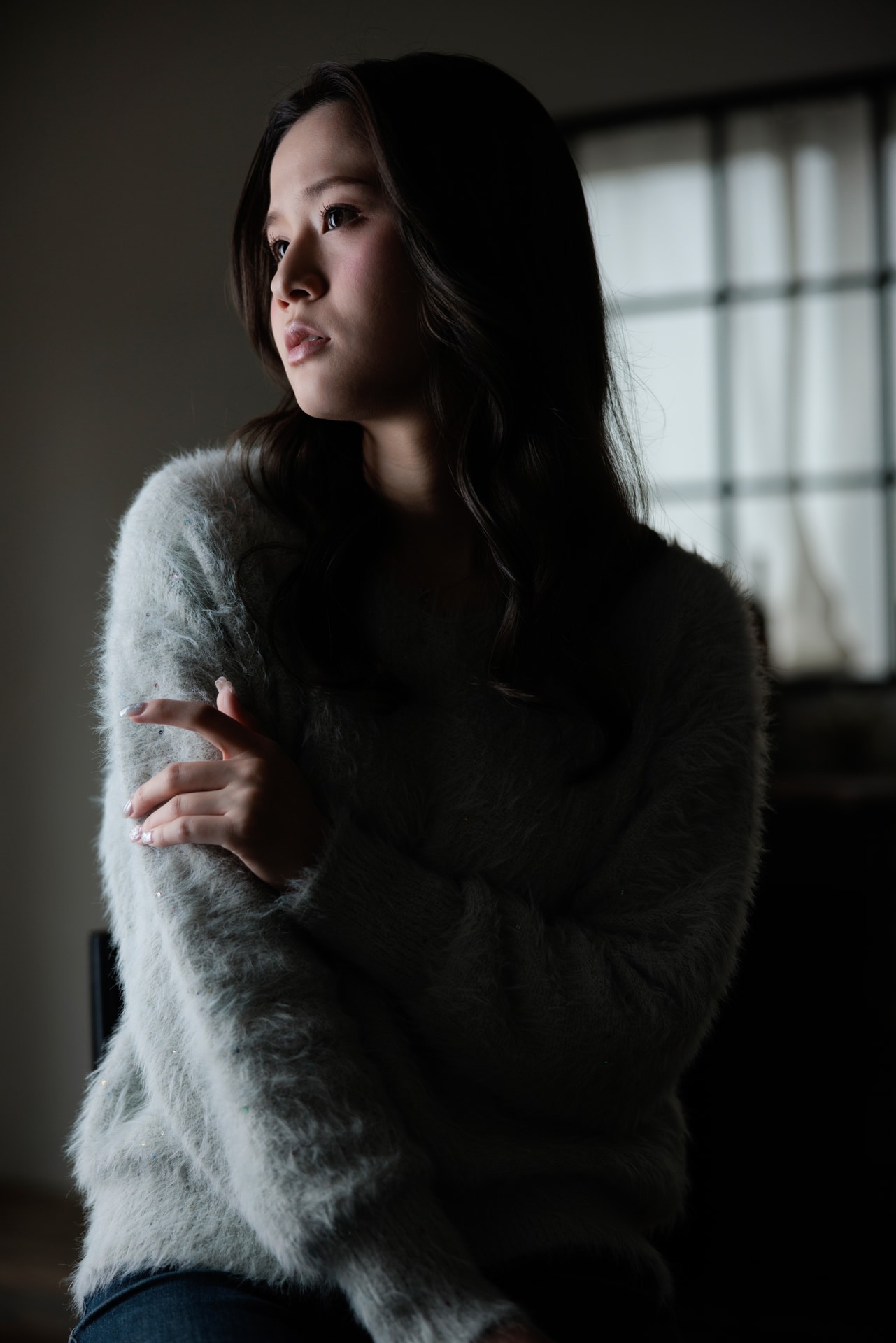 窓際から差し込む自然光のイメージで撮影した。目を拡大してみると、縦長のキャッチライトが入っているのもポイントだ。部分的に光が当たり、ドラマチックな陰影が演出できた<br><span class="fnt-85">EOS R5／RF28-70mm F2 L USM／60mm／マニュアル露出（1/80秒、F2）／ISO 200</span>