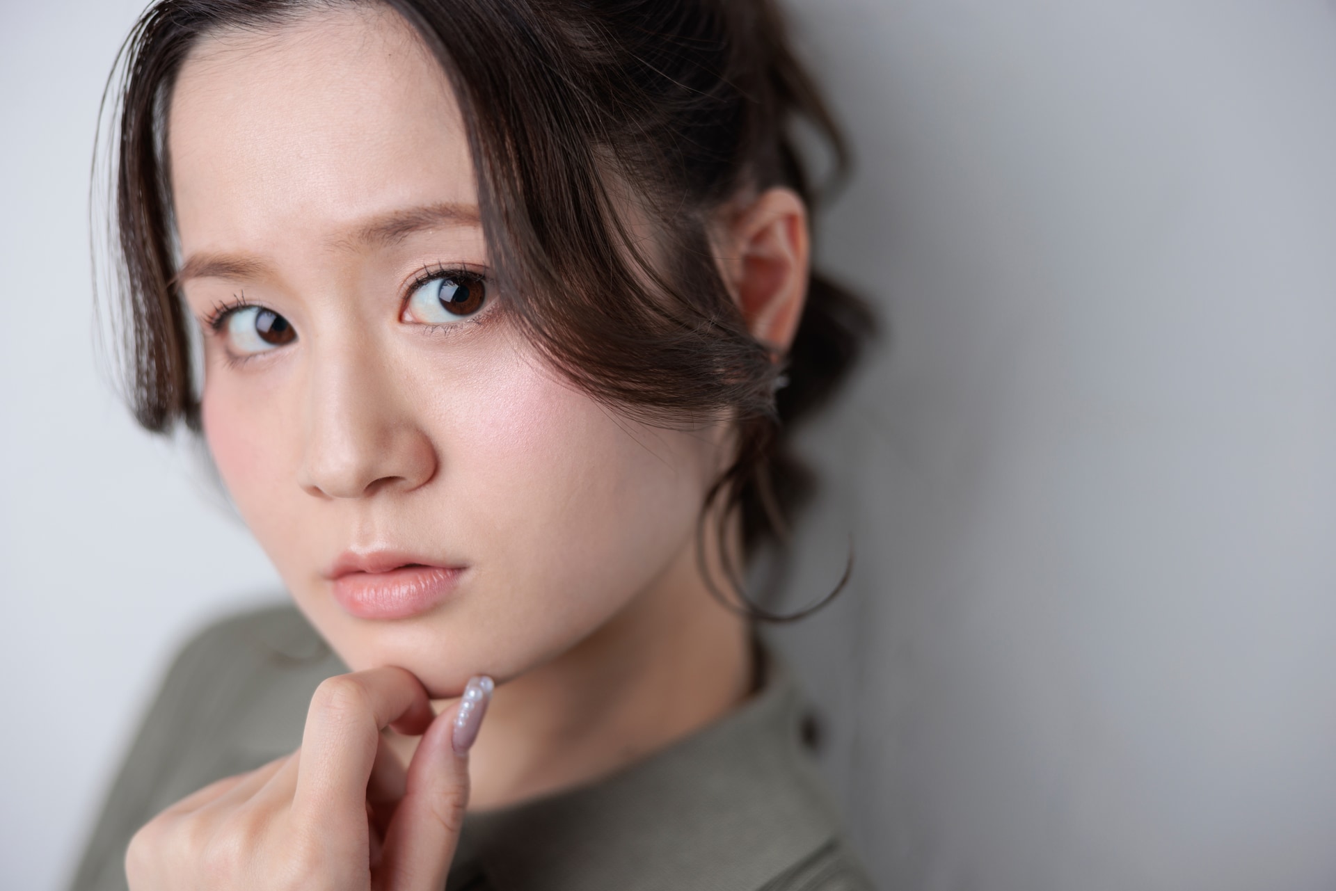 被写界深度を浅くしたくて絞りF2を設定。こうした撮影で出力の大きなライトを用いる場合、1.5 f-stopの厚めのディフューザーが扱いやすい。B10Xと「Profoto ソフトボックス 2×3’ Silver」の組み合わせで撮影した<br><span class="fnt-85">EOS R5／RF28-70mm F2 L USM／70mm／マニュアル露出（1/200秒、F2）／ISO 100</span>