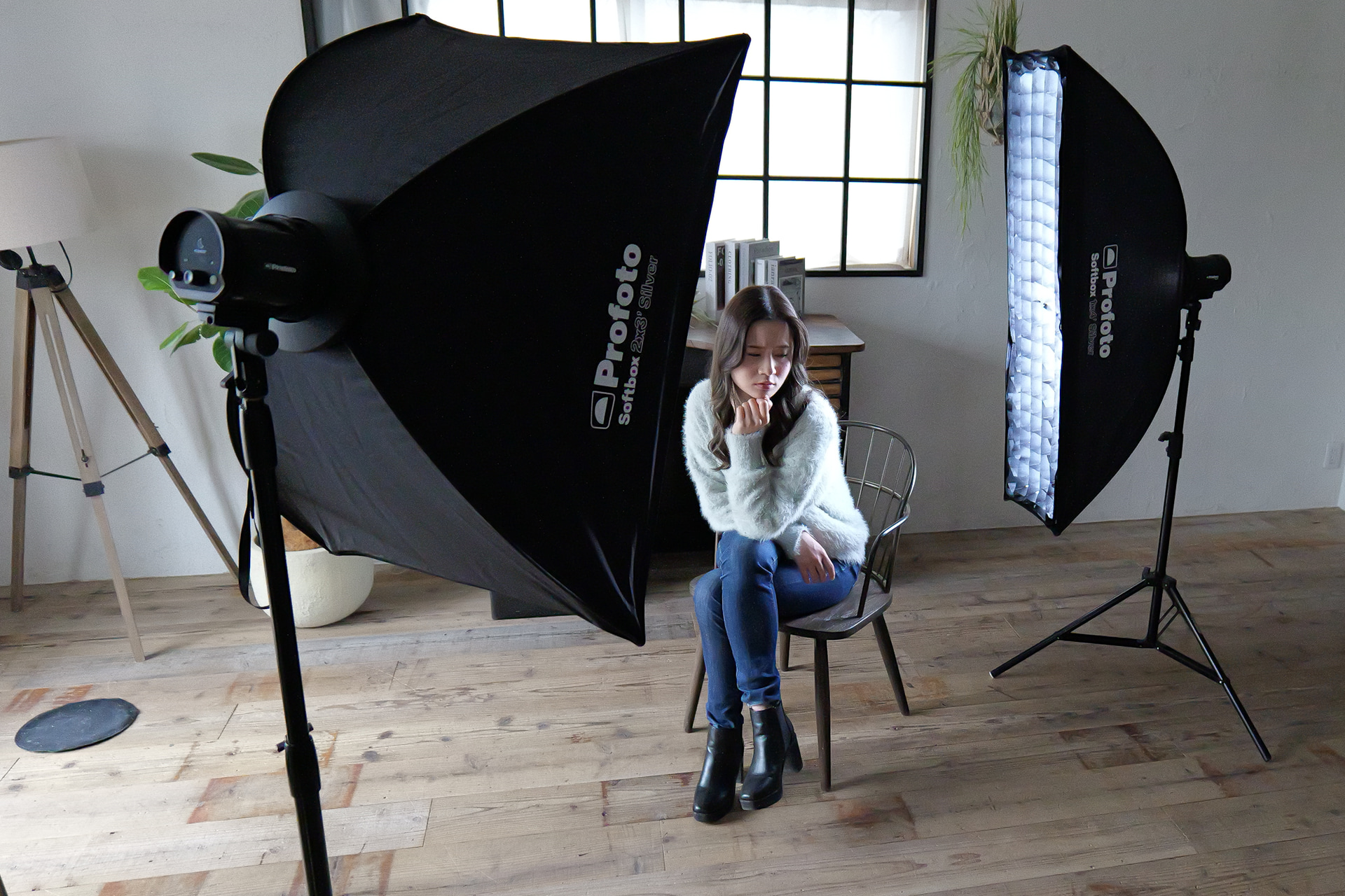 撮影風景。B10Xを2灯使ったライティング。モデルに対し、挟み込むように手前左45度から長方形型を、右奥やや半逆光の位置からストリップ型をどちらもグリッドをつけて照射した