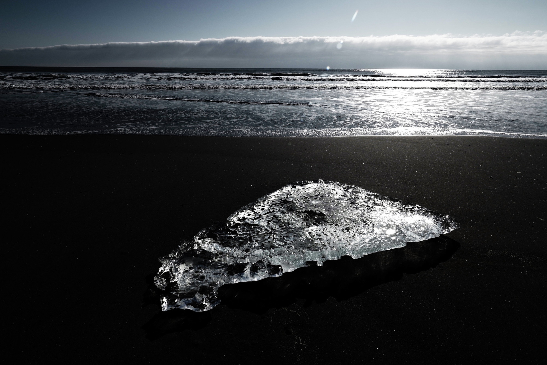 冬の海に輝くジュエリーアイス