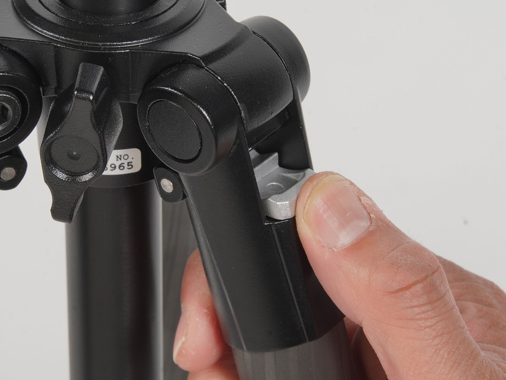 開脚角度が3段階に調整できるほか、ハライチロックシステムにより、ボタンを押し下げるとストッパーが解除され開脚角度を自由に調整できる