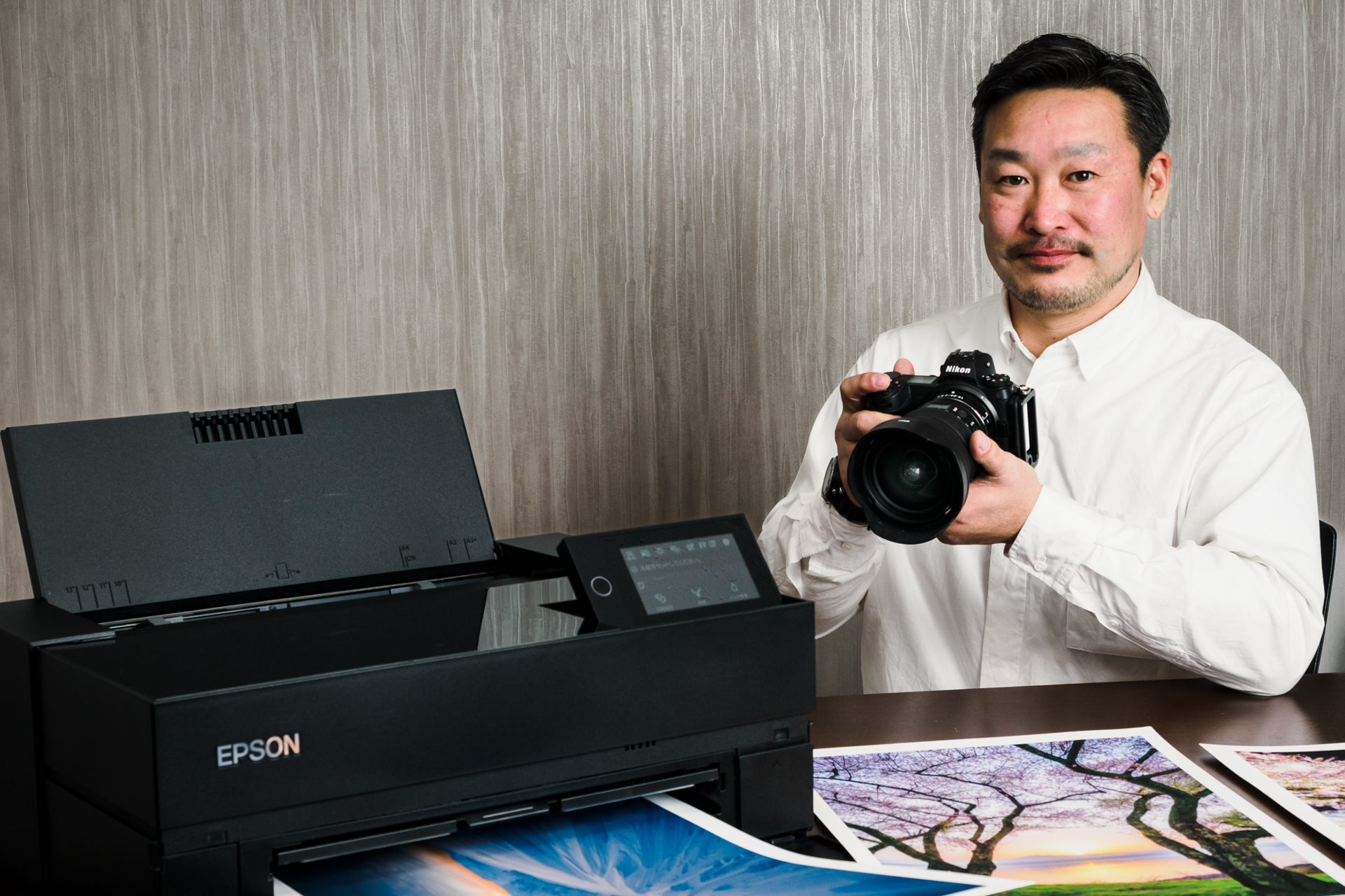 愛用のNIKKOR Z 14-24mm f/2.8 Sを手にする本間さん。このレンズがあったからニコンを使っているし風景写真を撮っているという