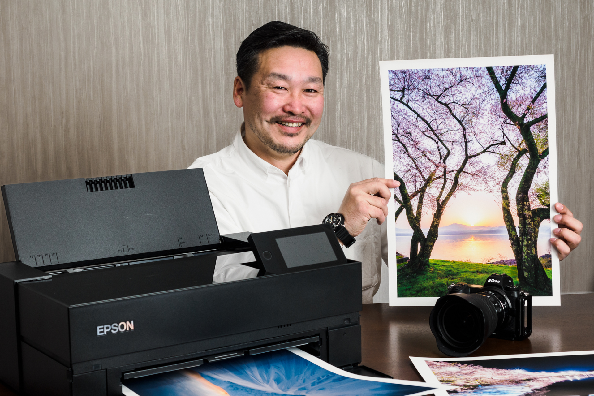 ラボに依頼するプリントと比べても遜色のないSC-PX1Vのプリントにご満悦の様子。プリントする作業そのものも楽しいという