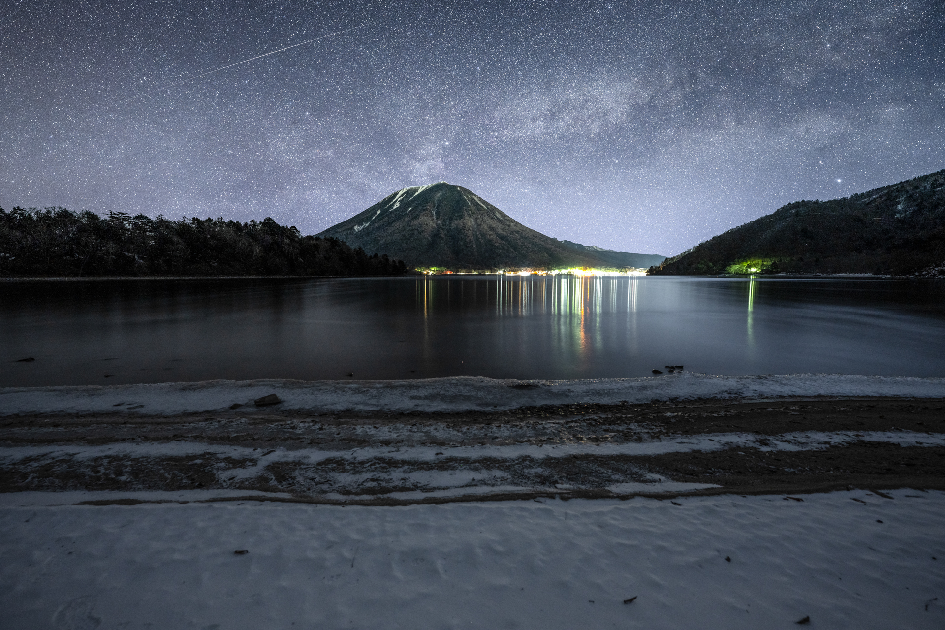 天の川が十分に入る超広角で明るく、なおかつ隅々までシャープという条件を満たすのがこのレンズ。高い描写力への期待に、すべてが凍えるような寒さも忘れる<br><span class="fnt-85">Z 7 II／NIKKOR Z 14-24mm f/2.8 S／14mm／マニュアル（120秒、F4.5）／ISO 400</span>