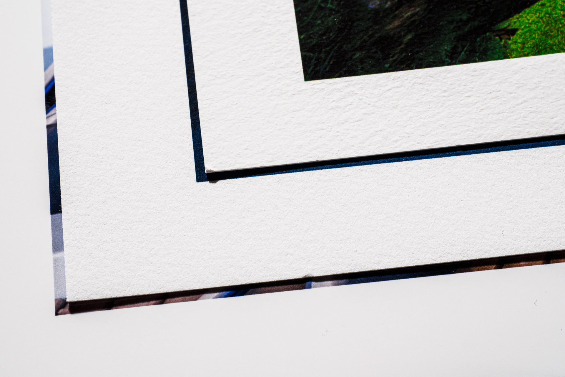 用紙ごとの表面のテクスチャーの違い。上から「ハーネミューレ ジャーマン エッチング」「エプソン Velvet Fine Art Paper」「エプソン写真用紙クリスピア＜高光沢＞」