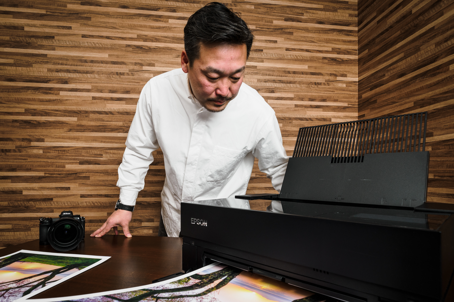 内部照明で照らされたプリンター内部を眺める。プリントが刷られていく様はずっと見ていても飽きないという