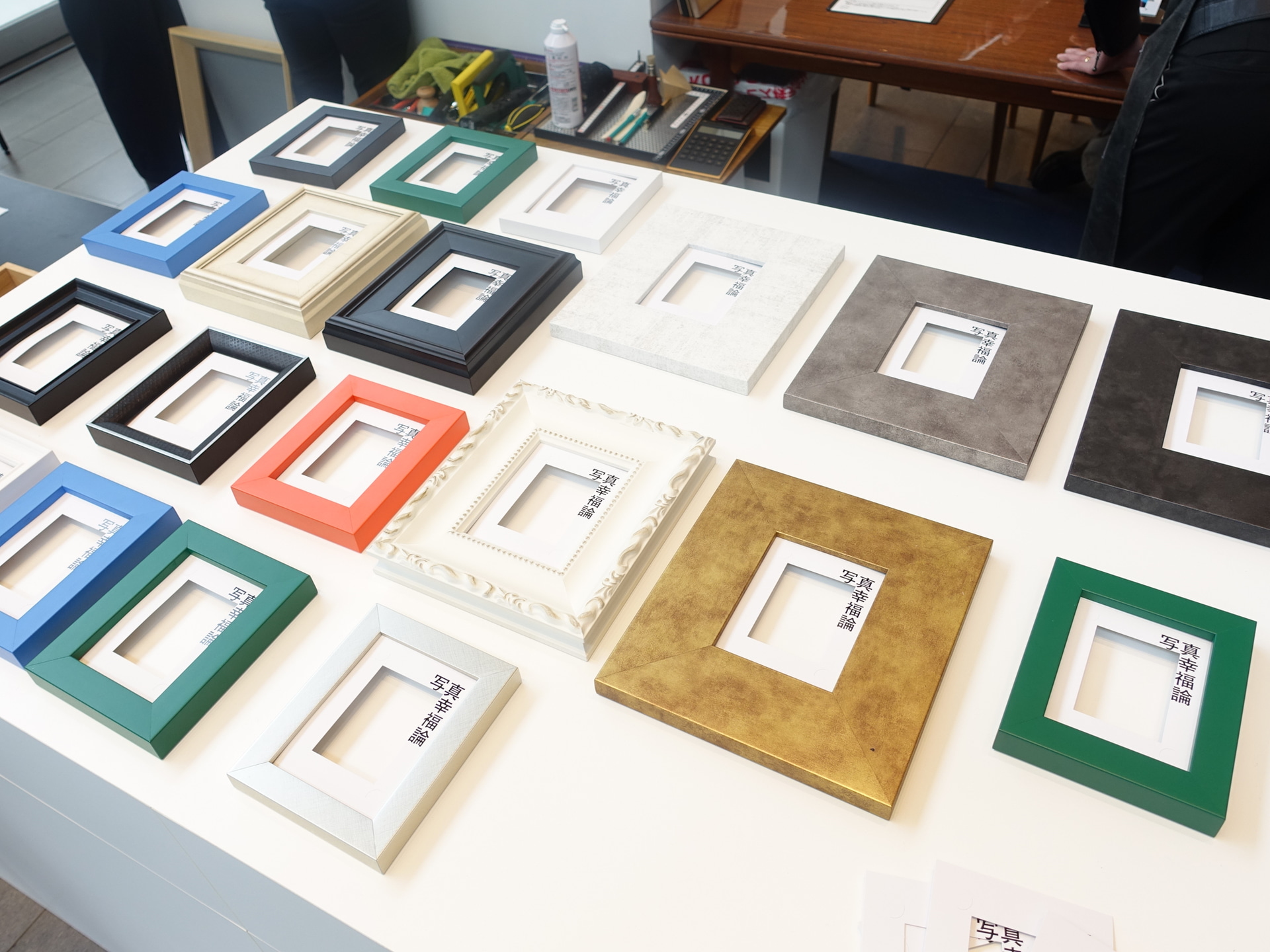 ストア内には様々なタイプの額を展示。実際に手に触れることで、そのイメージも変わってくるという