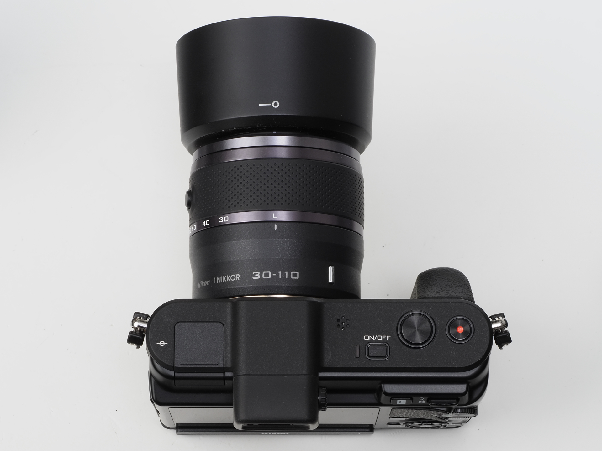 35mm判換算で81-297mmの画角に相当する望遠ズームですが、えらく小さく軽い「1 NIKKOR VR 30-110mm F3.8-5.6」。これはすごくいいですね