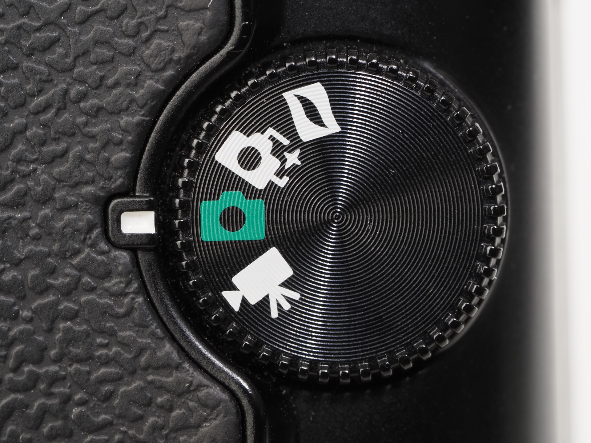 緑のアイコンが通常の静止画撮影モードですが、フツーは緑色のアイコンは、全自動モードによく使われるわけで、なんだかセットすると恥ずかしいですね。このダイヤルは軽く回るので通常はパーマセルテープを貼り見えないようにしていますからいいけどね