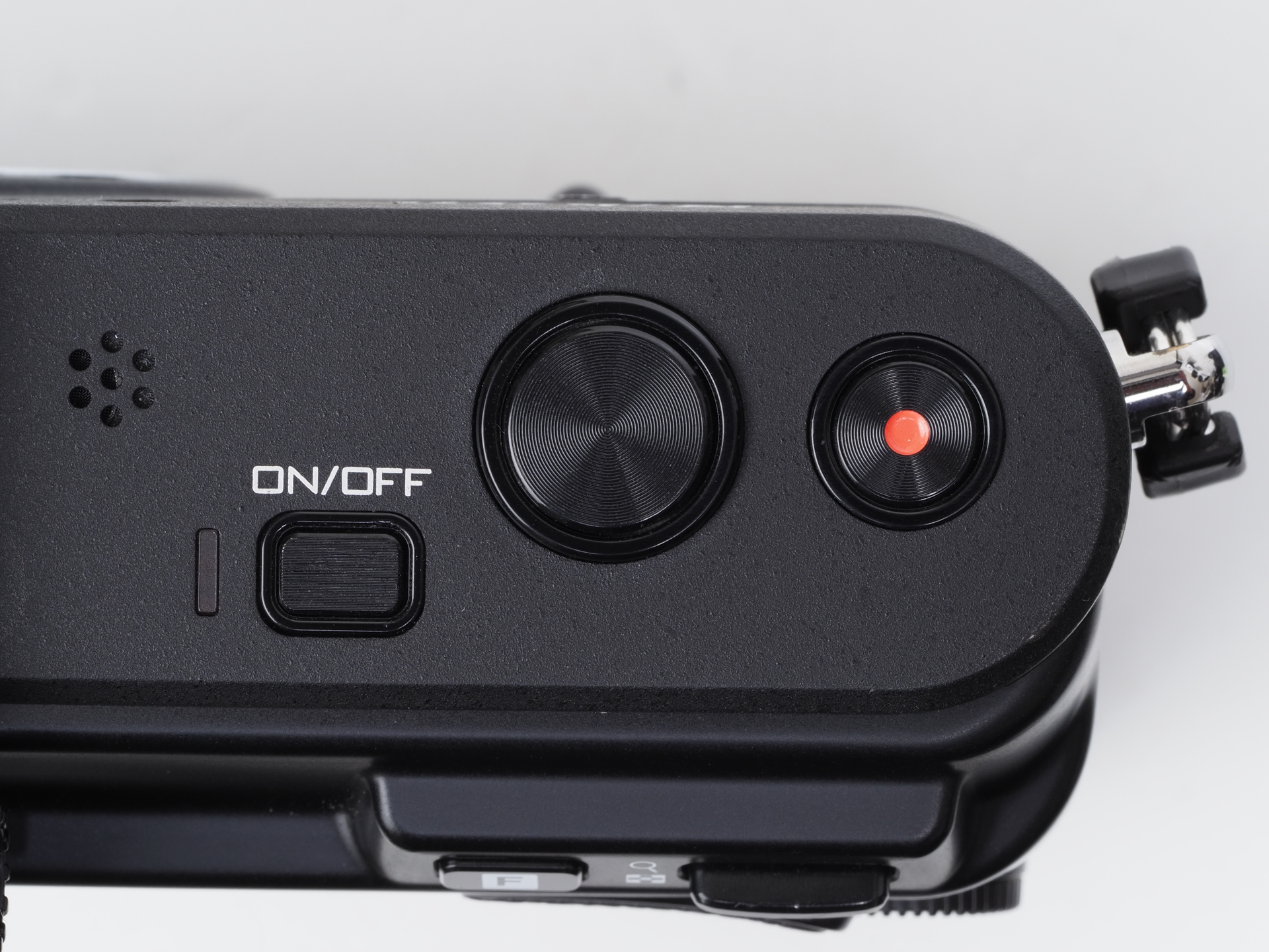 電源ボタン、シャッターボタン、動画撮影ボタンがボディ上部とツライチってのが萌えます。突出部分を作らないぜっというデザインの思想を感じます。でもカメラ全体をみると……。いや、やめときましょう