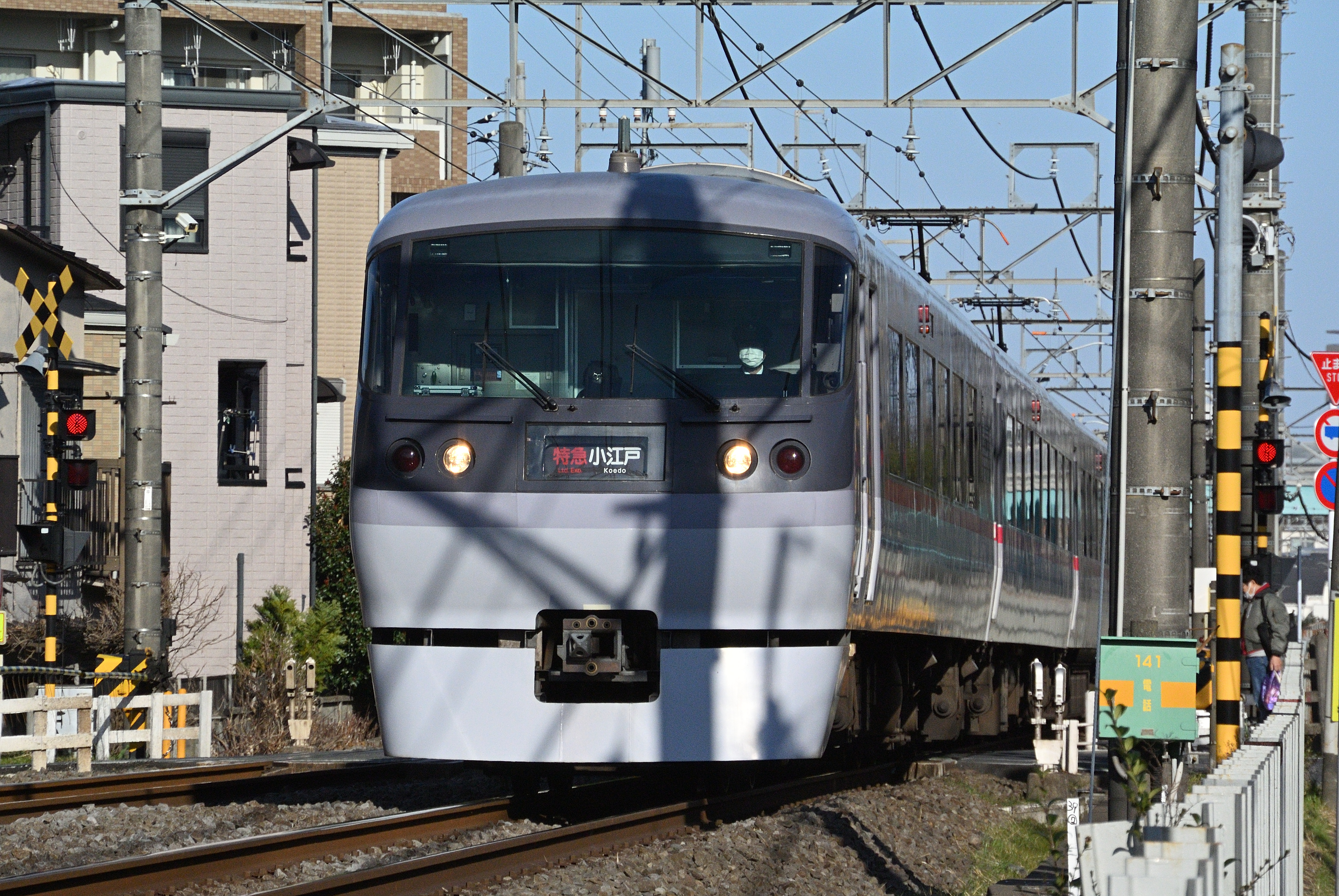像面位相差AFがうまく機能するのかを知りたくて、電車を撮影してみました。もちろん被写体認識などはない時代のカメラですがフォーカスの食いつきは良好でした<br><span class="fnt-85">Nikon 1 V1／1 NIKKOR VR 30-110mm f/3.8-5.6／83.2mm（224mm相当）／絞り優先AE（1/2,500秒、F7.1、−0.7EV）／ISO 400</span>