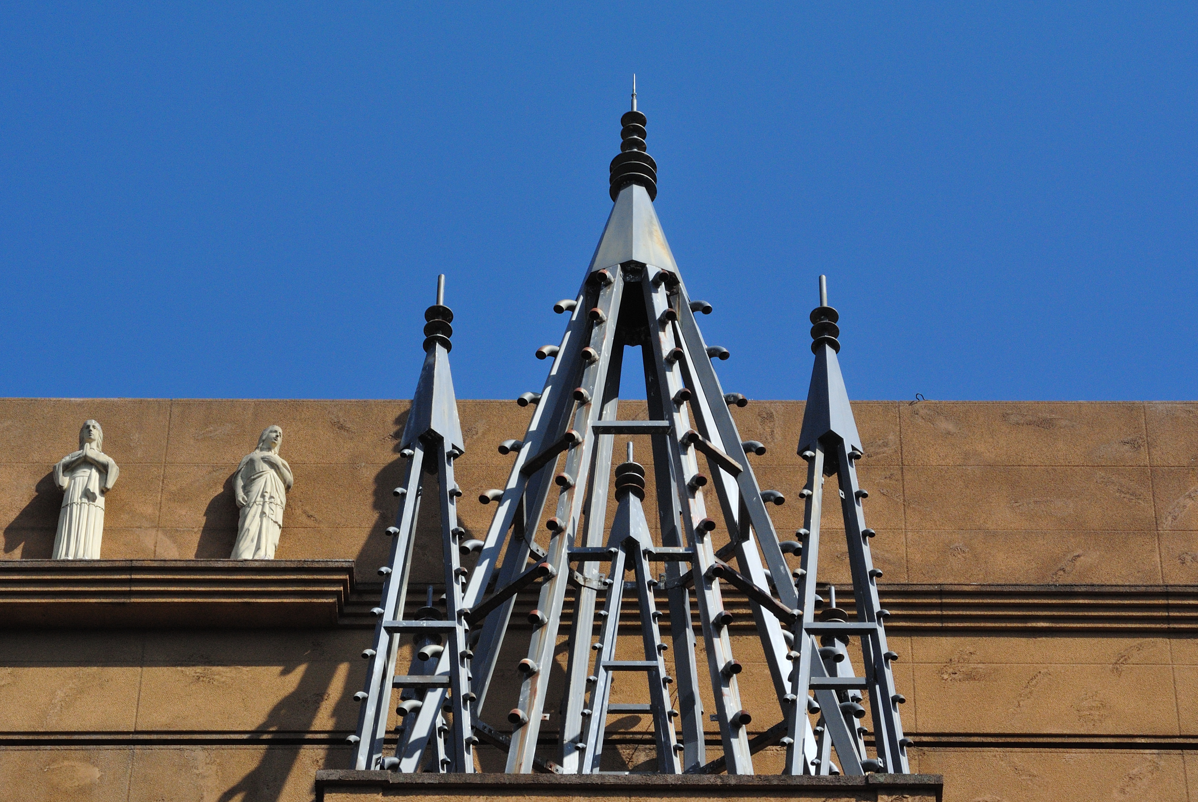 ビル上にあった装飾です。普段は意識していなかったのですが、今回は「望遠の目」で歩いたので、見つけることができたようです。きわめてエッジのキレのよい描写で歪曲の補正も良好です<br><span class="fnt-85">Nikon 1 V1／1 NIKKOR VR 30-110mm f/3.8-5.6／51.2mm（138mm相当）／絞り優先AE（1/800秒、F10、−0.7EV）／ISO 400</span>